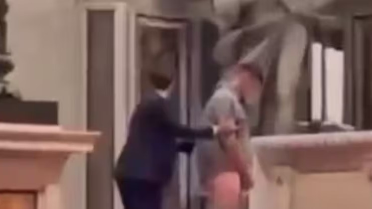 Heute.at - Besucher entsetzt: Mann uriniert auf Altar im Petersdom