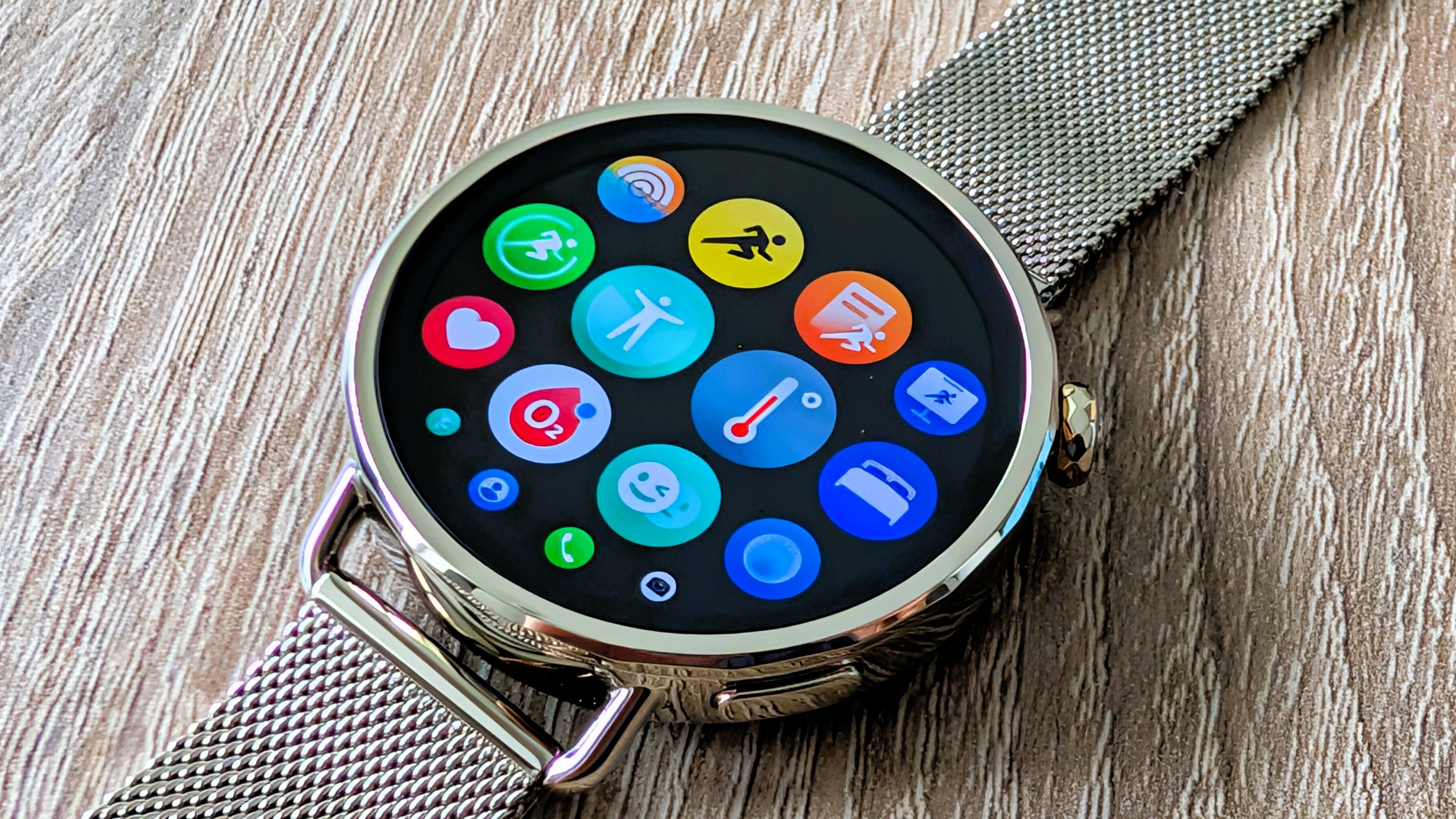 Die Uhr unterstützt über 150 Sportmodi. Vom Laufen über Yoga bis hin zu Skifahren wird nahezu jede Aktivität abgedeckt.