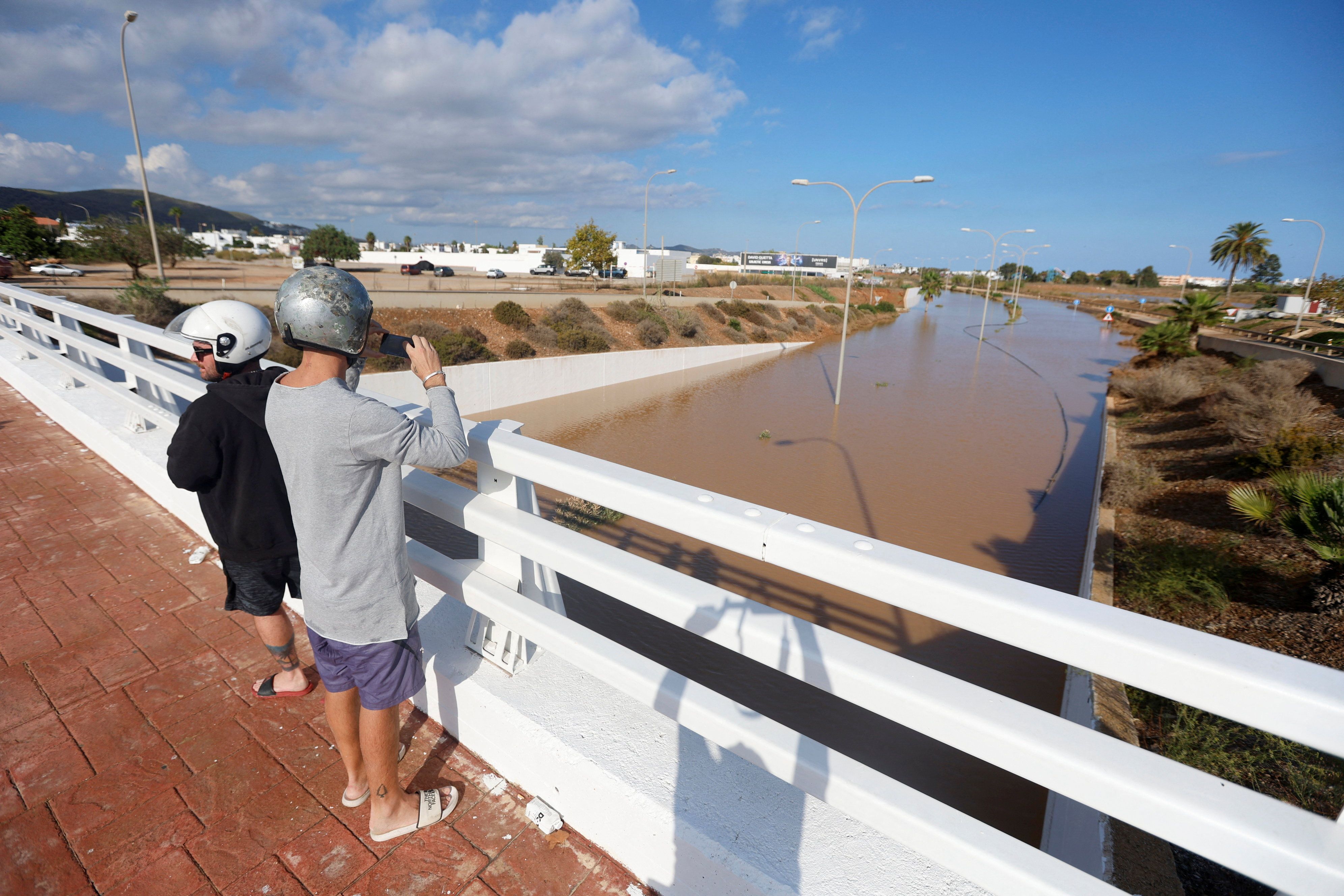 Heftige Regenfälle haben selbst die Verbindungsstraße zum Flughafen von Ibiza extrem unter Wasser gesetzt.