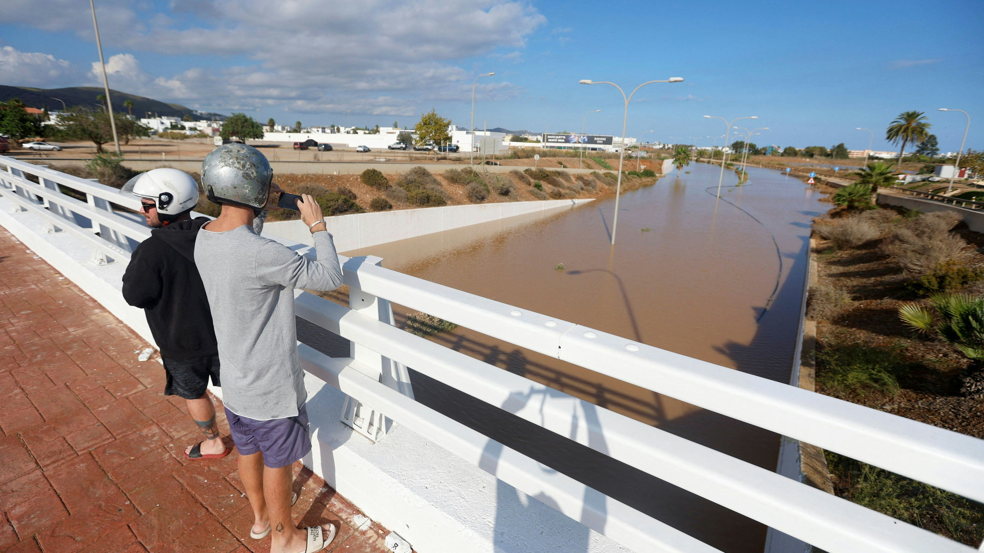 Heute.at - Chaos auf Ibiza – selbst Weg zum Flughafen weggespült