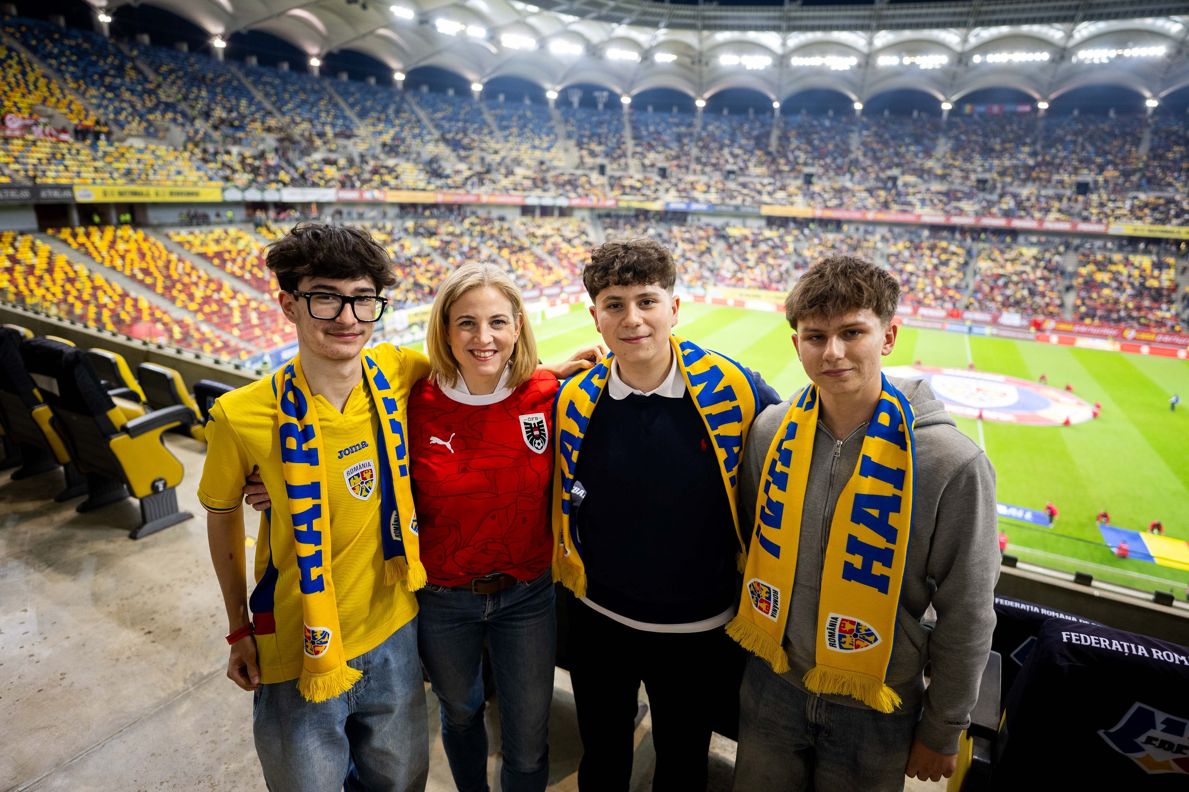 Außenministerin Beate Meinl-Reisinger mit Razvan Alberto, Finias und Petru Fabian, drei Grazer Schüler, die den Amoklauf im Juni überlebten.
