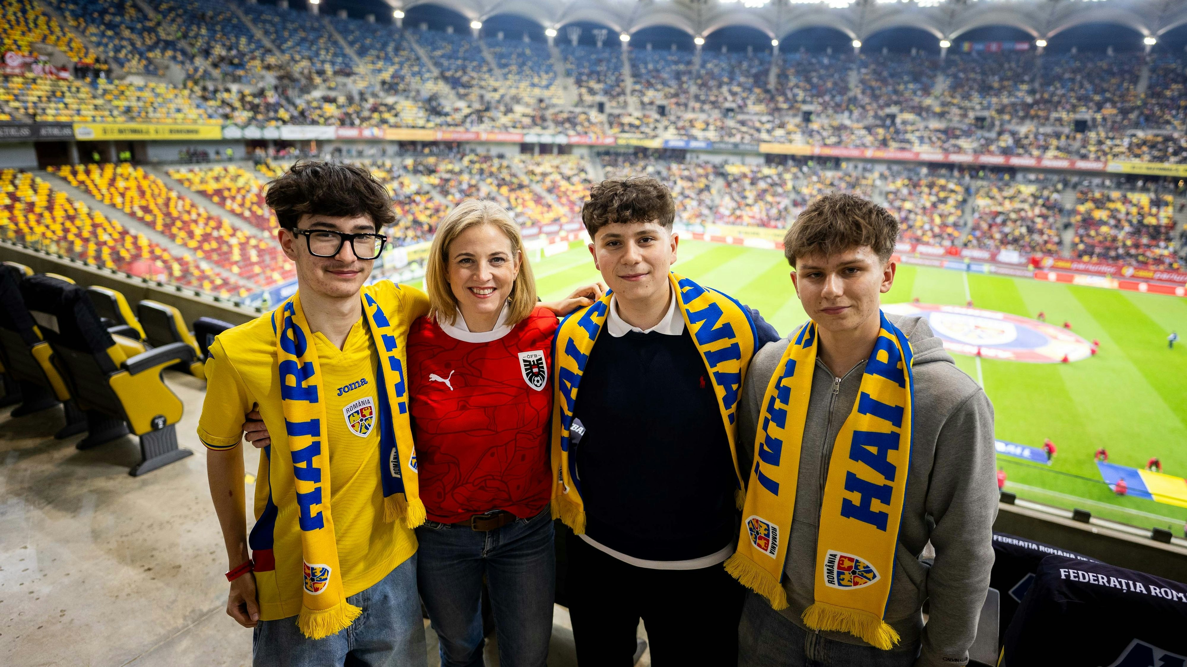 Am 12. Oktober 2025 traf Außenministerin Beate Meinl-Reisinger Schülern vom Borg Dreierschützengasse am Rande des Ländermatch Rumänien gegen Österreich in Bukarest. 