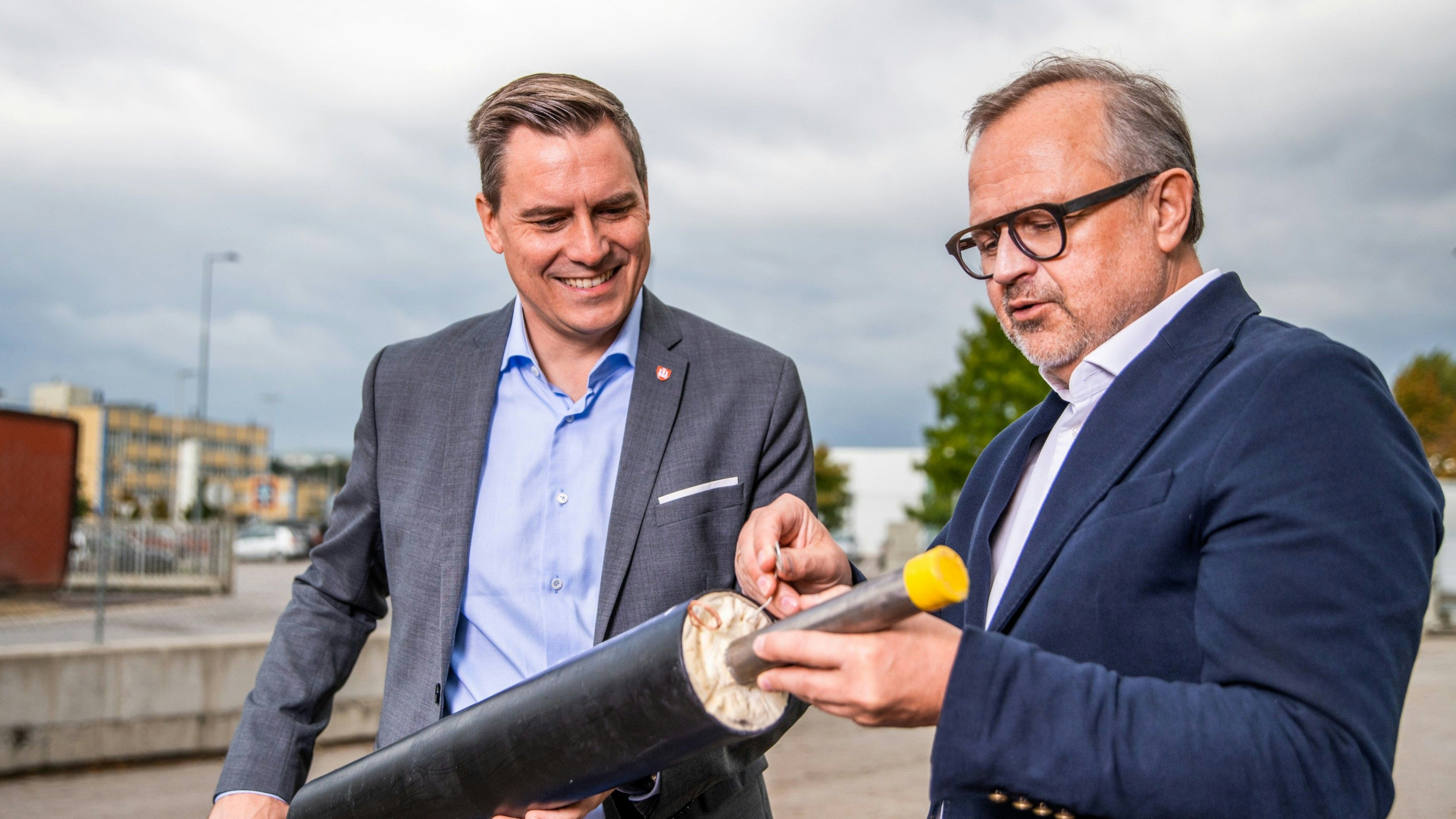 Effiziente Rohrleitungen: mit isolierten Fernwärmeleitungen wurden die beiden Einzelnetze zu einem gemeinsamen Naturwärmenetz ausgebaut. Bürgermeister Christoph Kaufmann und EVN Wärme Geschäftsführer Alfred Freunschlag