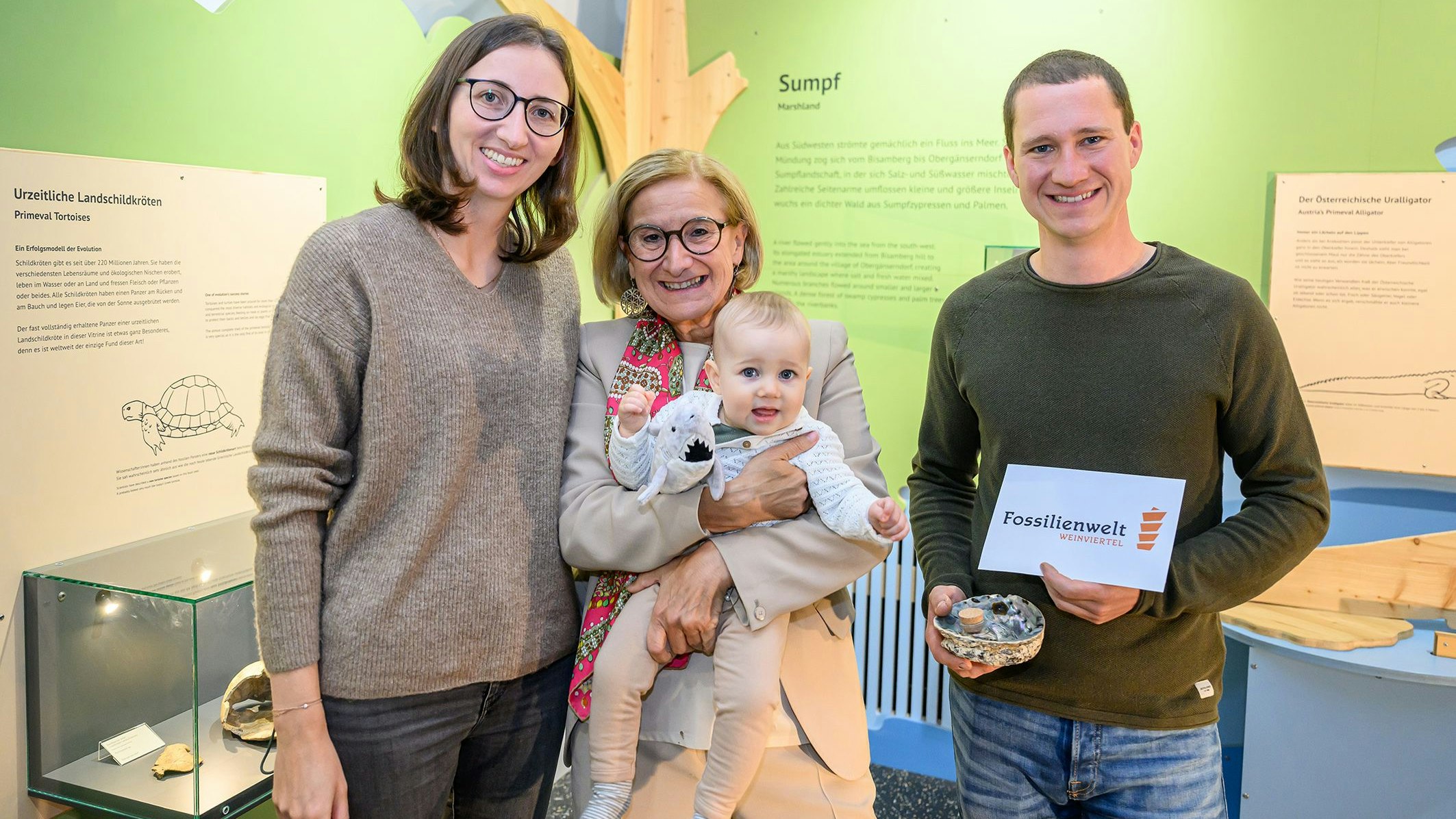 Mama Nicole Riedl, Landeshauptfrau Johanna Mikl-Leitner mit der kleinen Klara Fischer und Papa Mathias Fischer