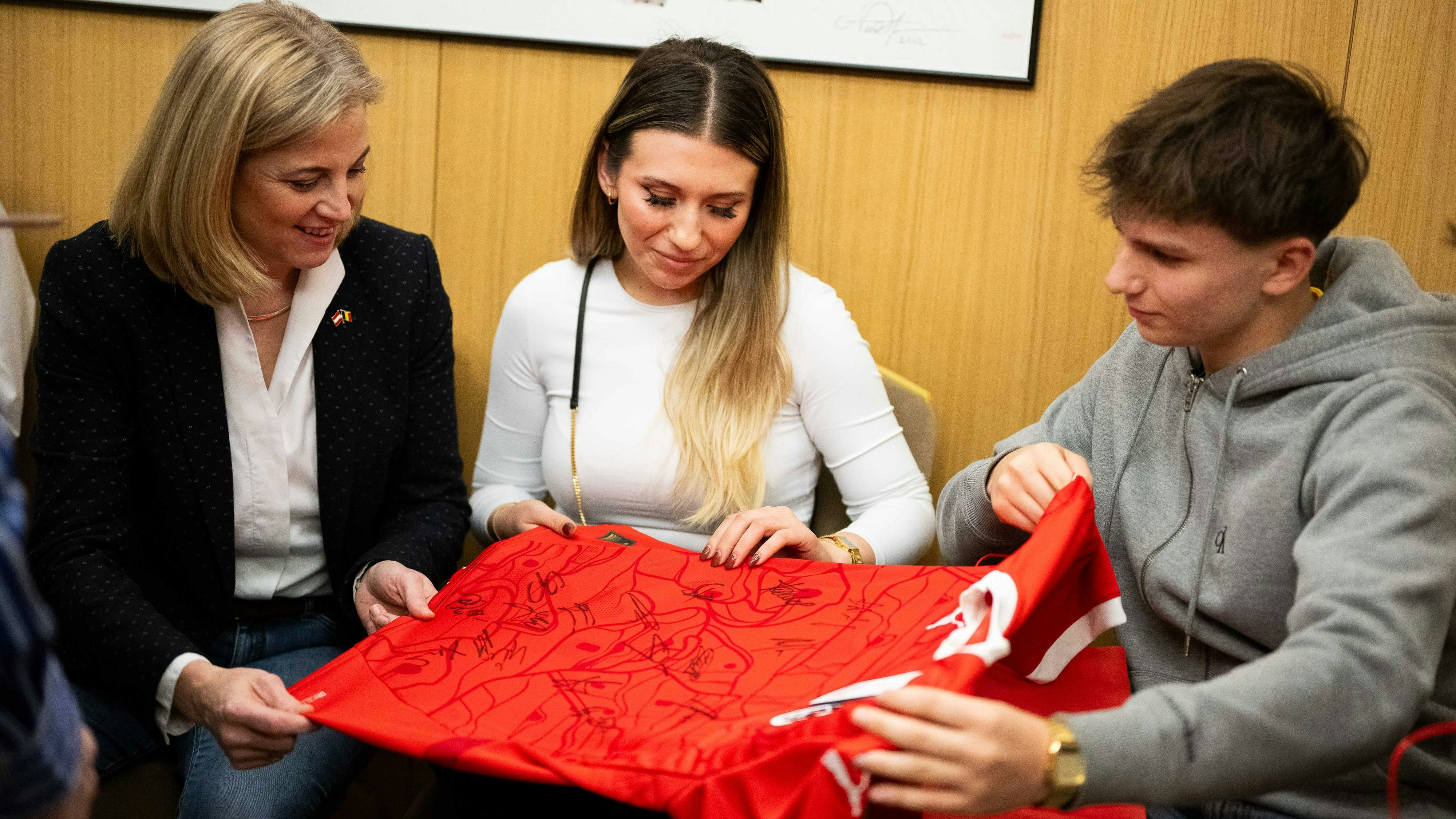Ein signiertes ÖFB-Trikot für Überlebenden