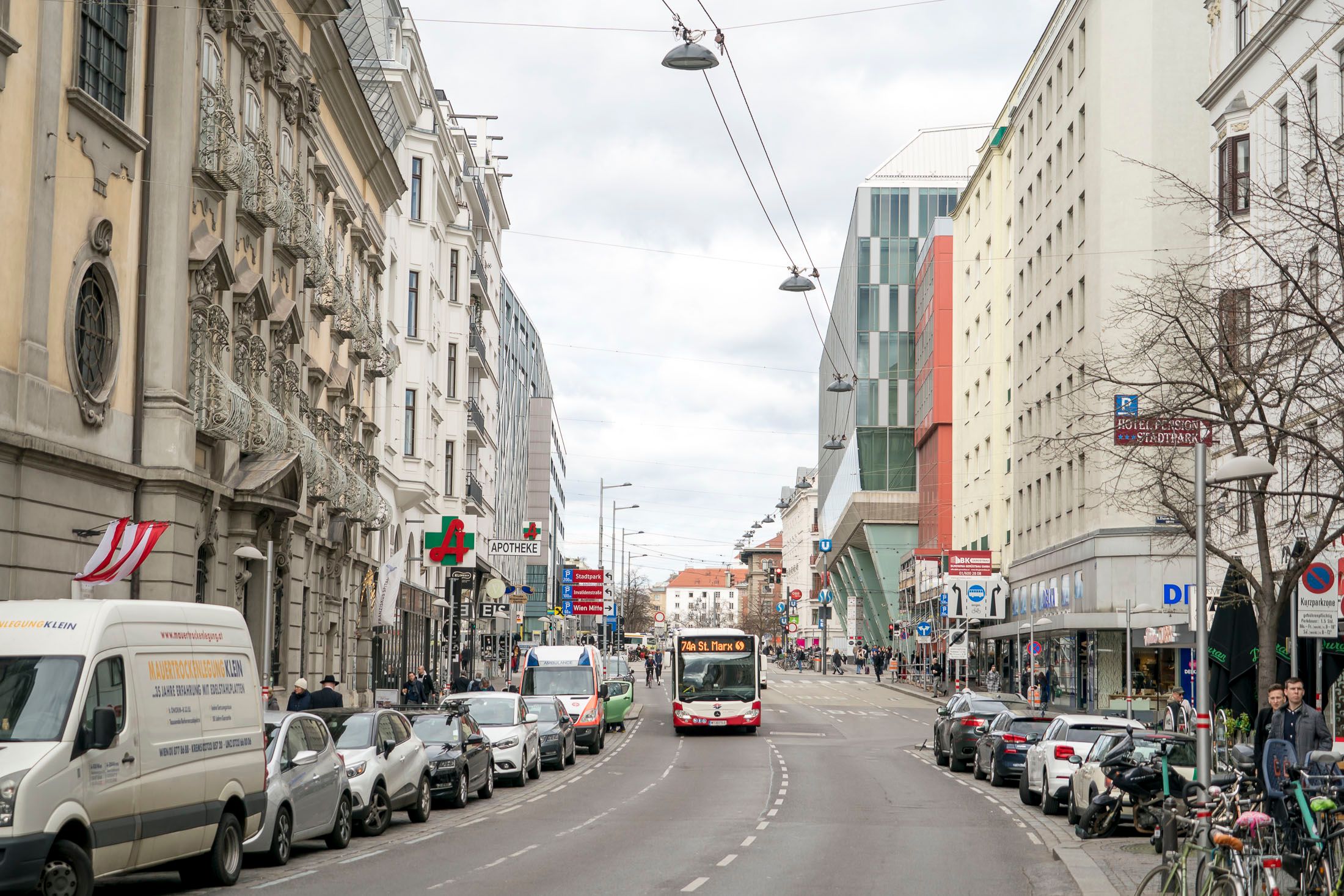 Jetzt grau, bald mehr Grün? Ab 2026 soll die Landstraßer Hauptstraße umgestaltet werden.