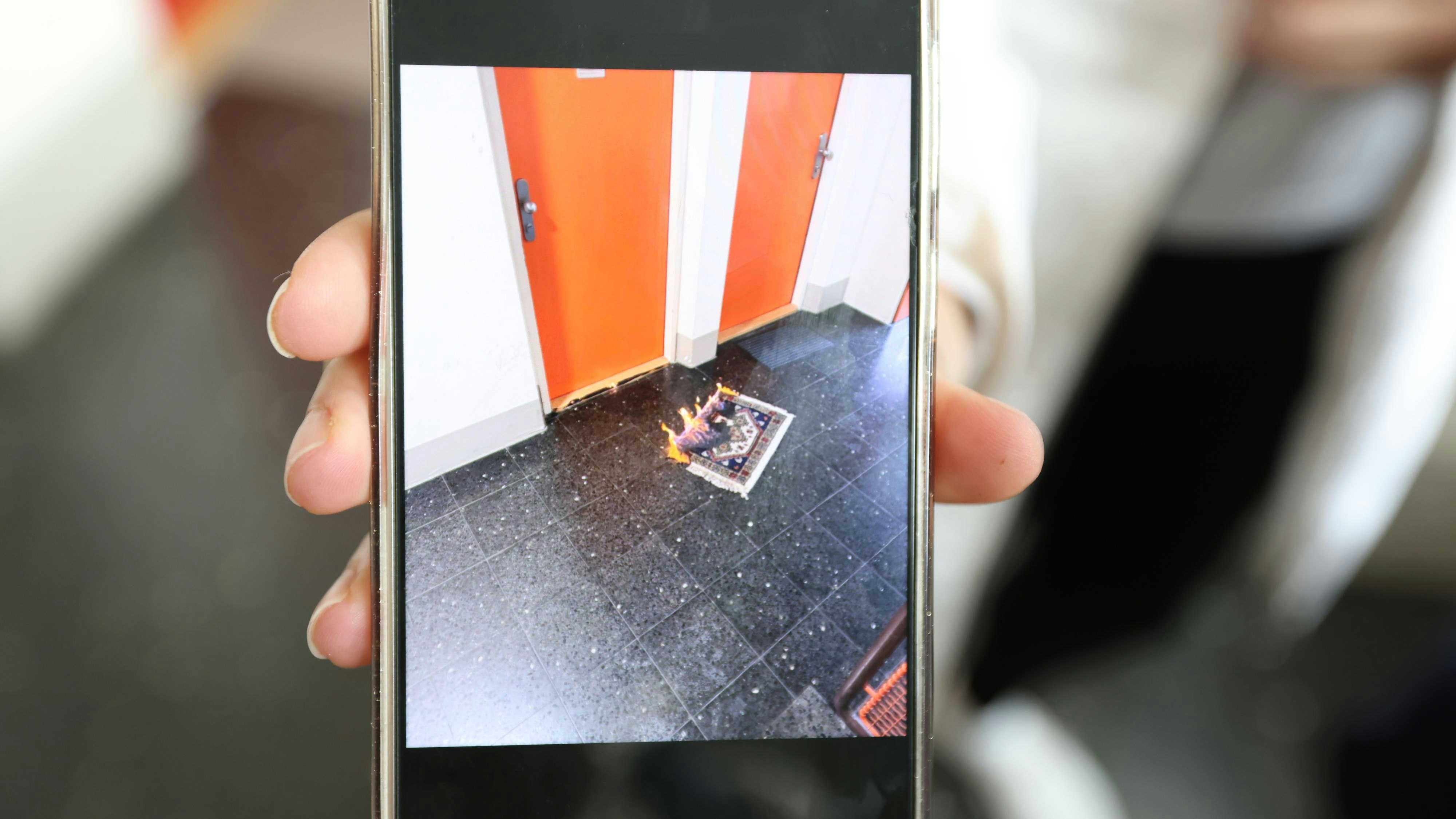 Der Beweis: Die Türmatte des späteren Opfers stand plötzlich in Flammen