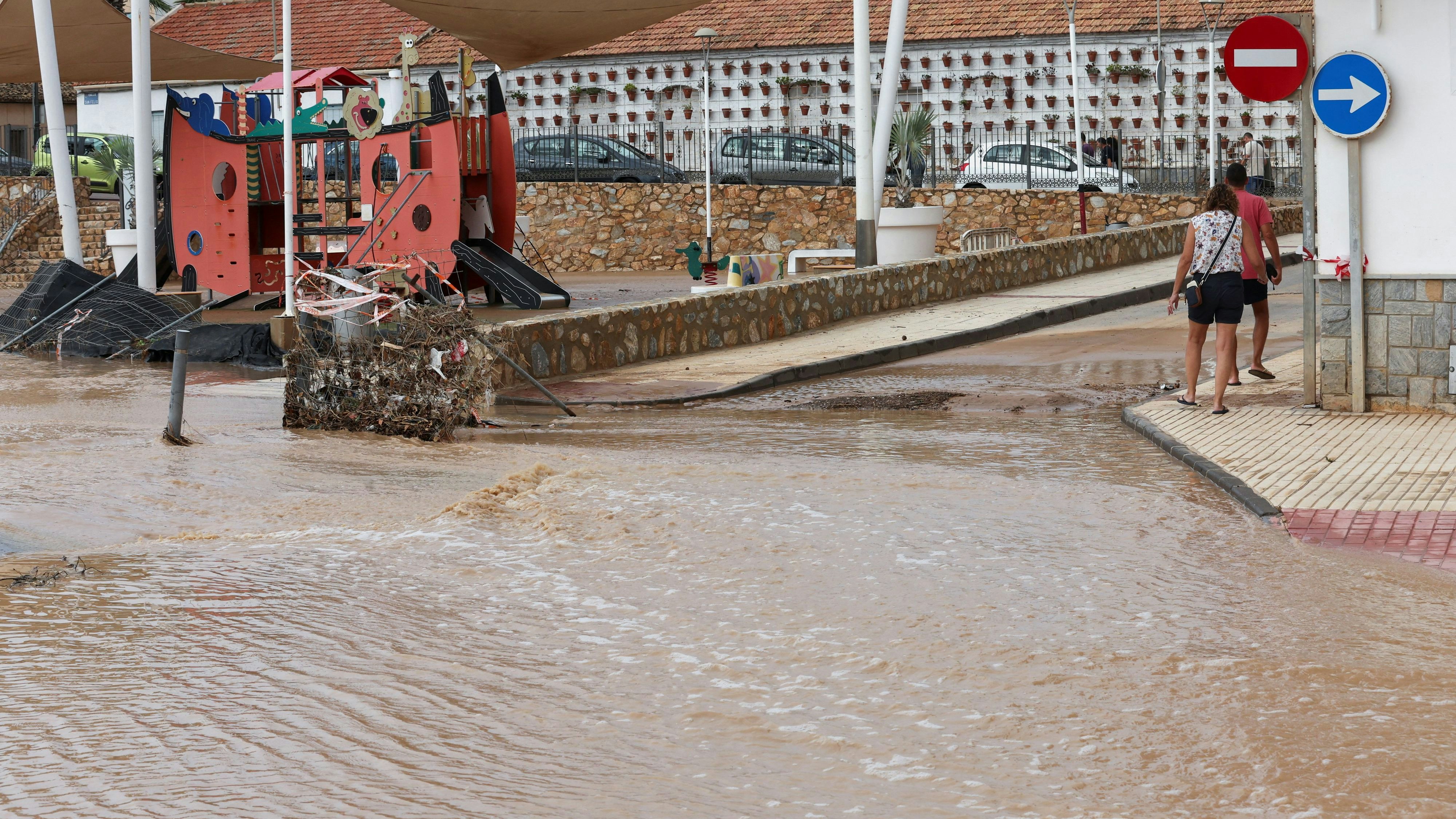Heute.at - Straßen geflutet: Heftige Überschwemmungen in Spanien
