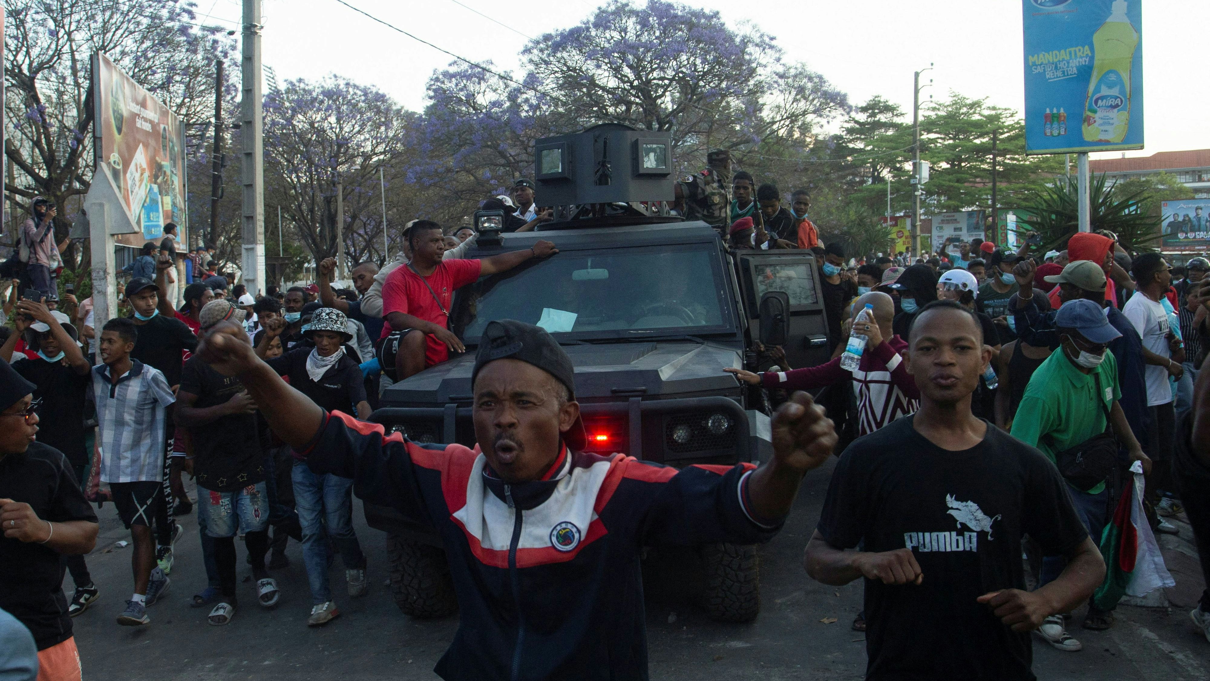 Heute.at - Warnung vor Putsch – Soldaten schließen sich Gen Z an