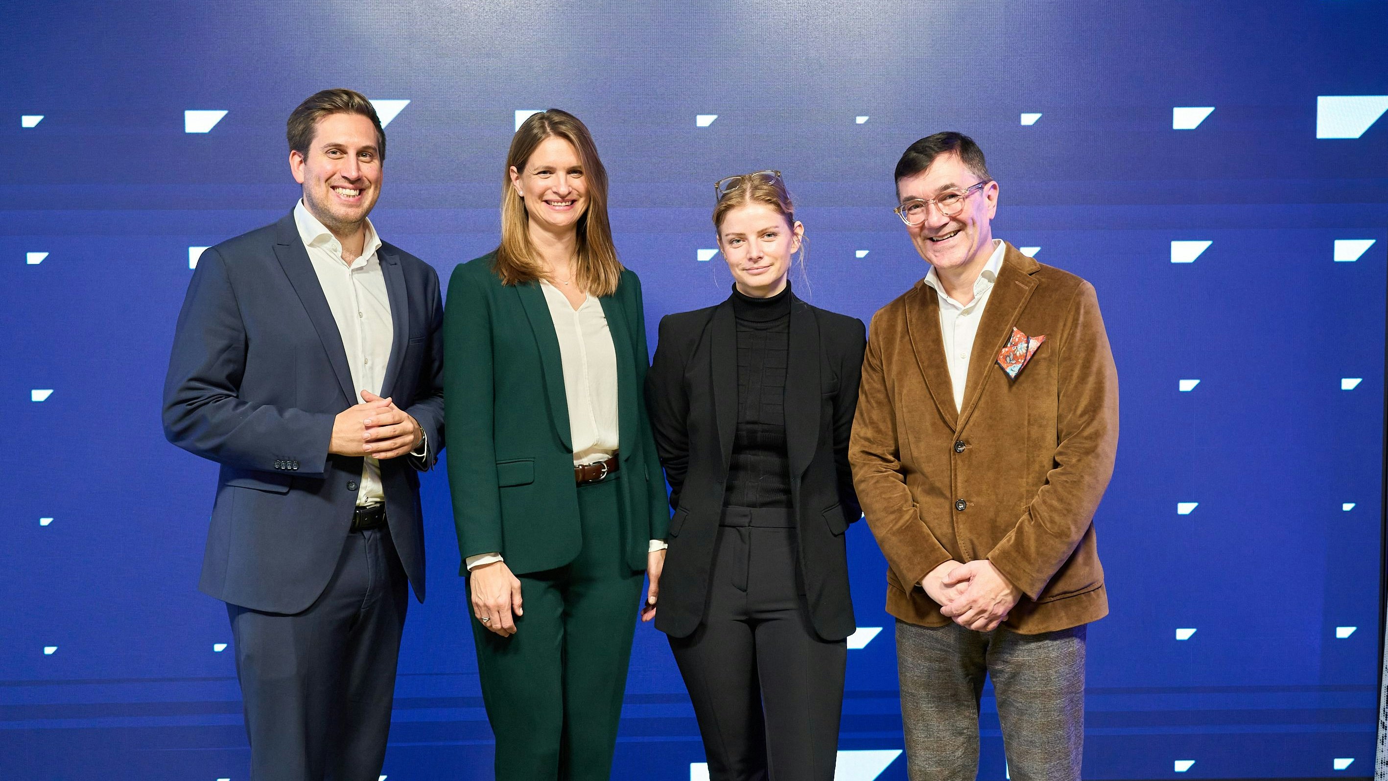 Alexander Pröll (Staatssekretär für Digitalisierung), Dr. Katharina Schäfer (Global Head von SAP University Alliances), Dr. Alina Nikolaou (Gründerin und Geschäftsführerin von TEDA Vienna) und Andreas J. Wagner (Geschäftsführer von SAP Österreich).  