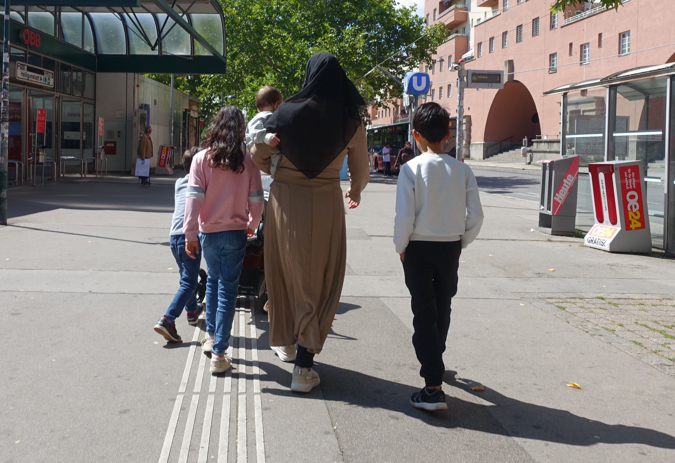 Eine Großfamilie mit 12 Kindern bekommt in Wien Sozialhilfe.