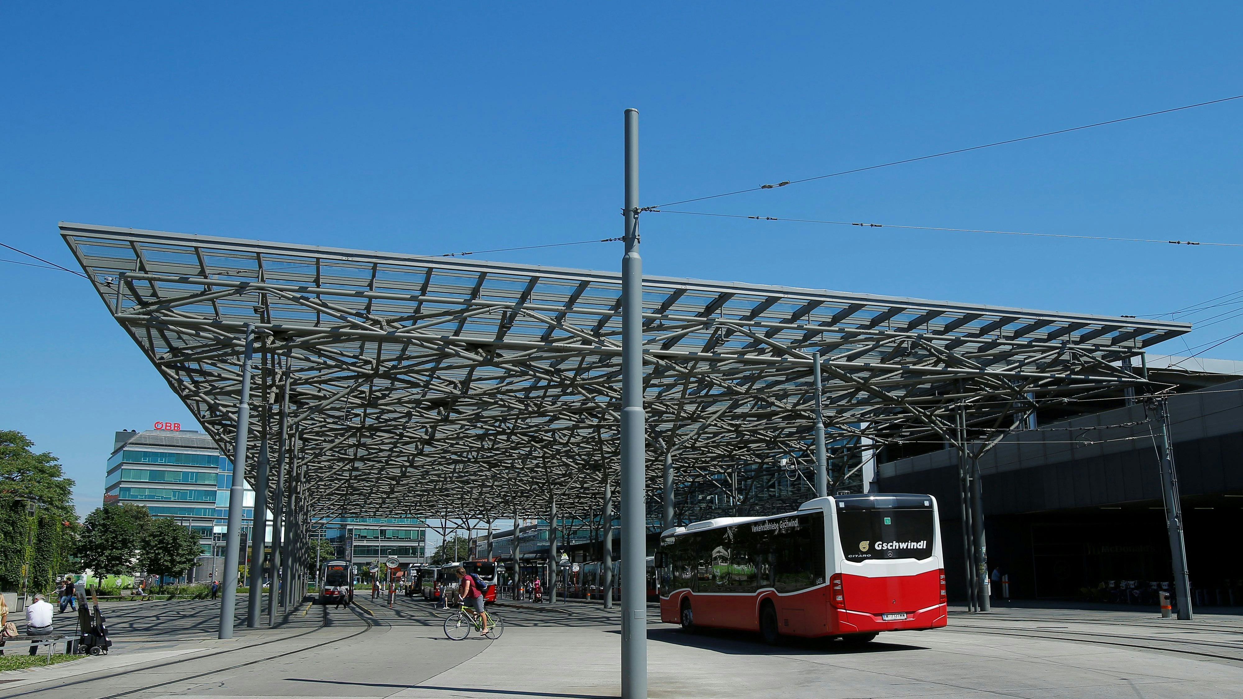 Heute.at - Mann (44) zeigt vor Polizisten mehrfach Hitlergruß