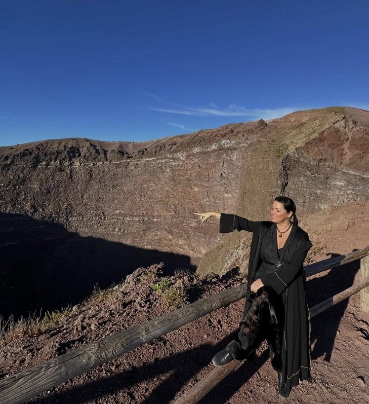 Opern-Star Anna Netrebko auf Wandertour am Vesuv. 