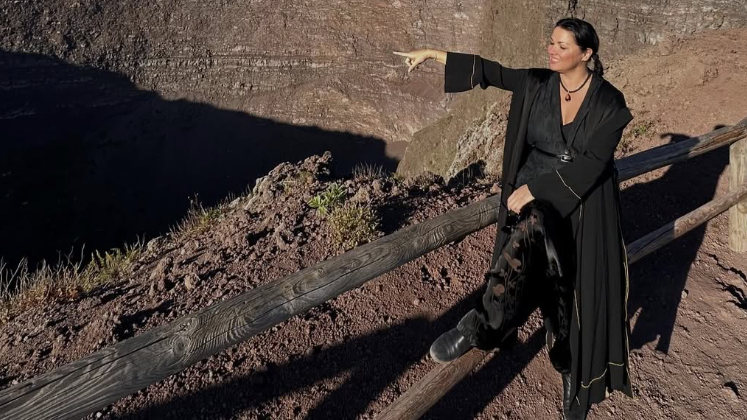 Heute.at - Opern-Star Netrebko erklimmt Vulkan in High Heels