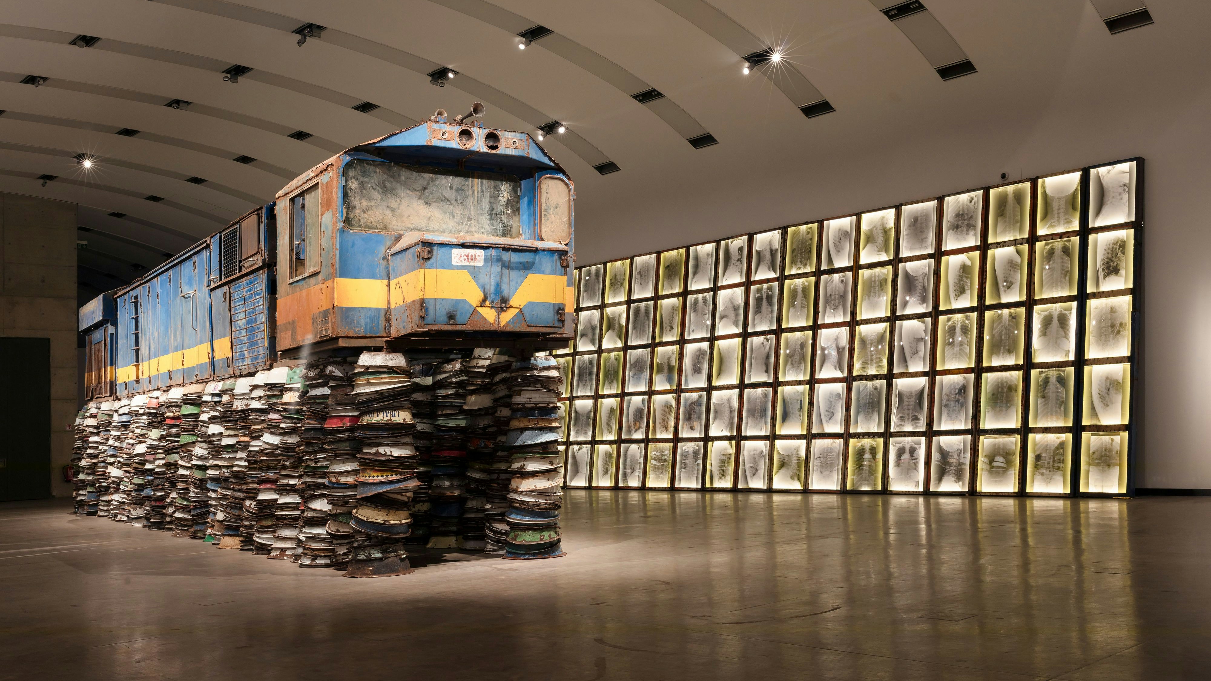 Heute.at - Darum steht nun eine Diesellok in der Wiener Kunsthalle