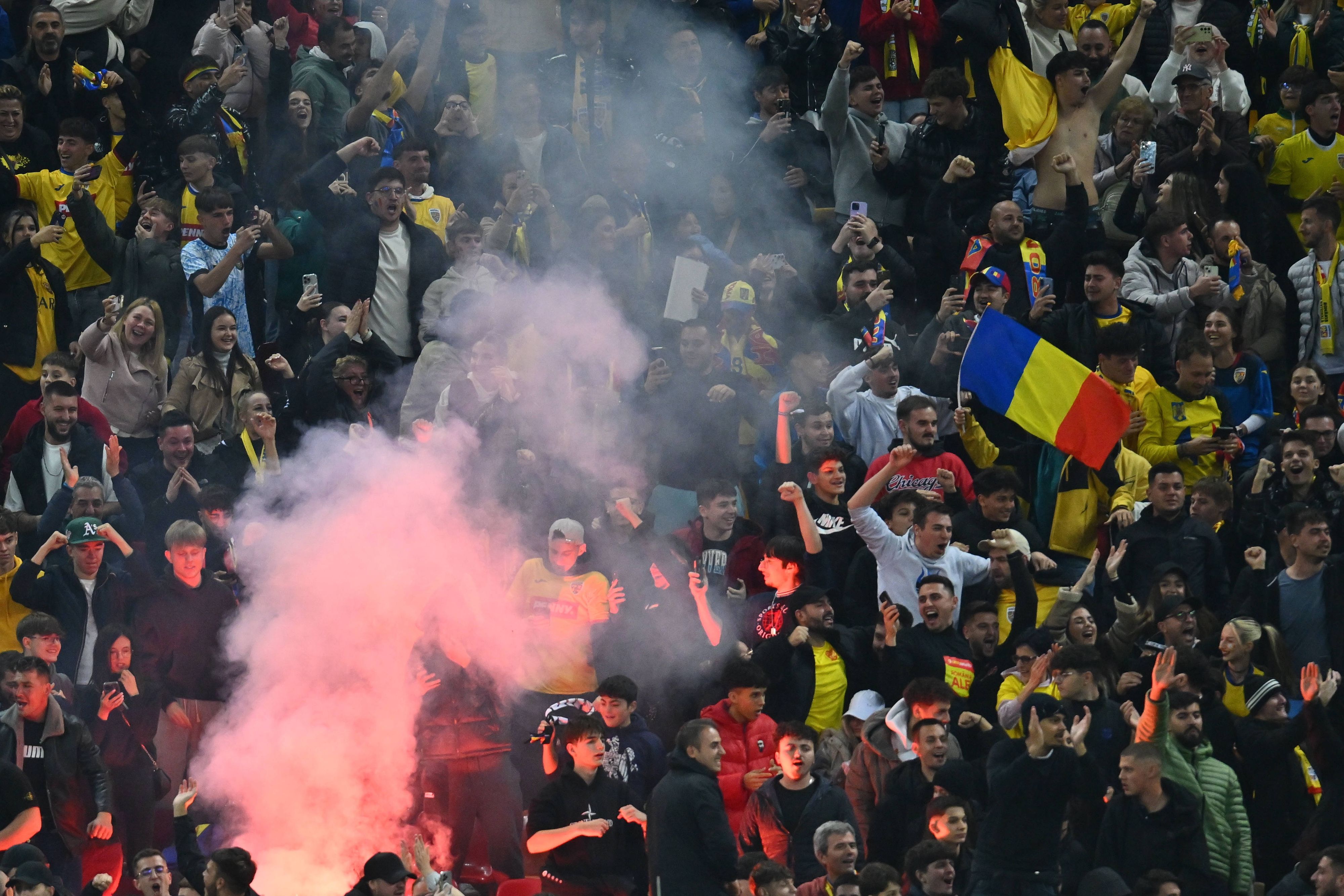 Rumänische Fans zündeten Feuerwerke.