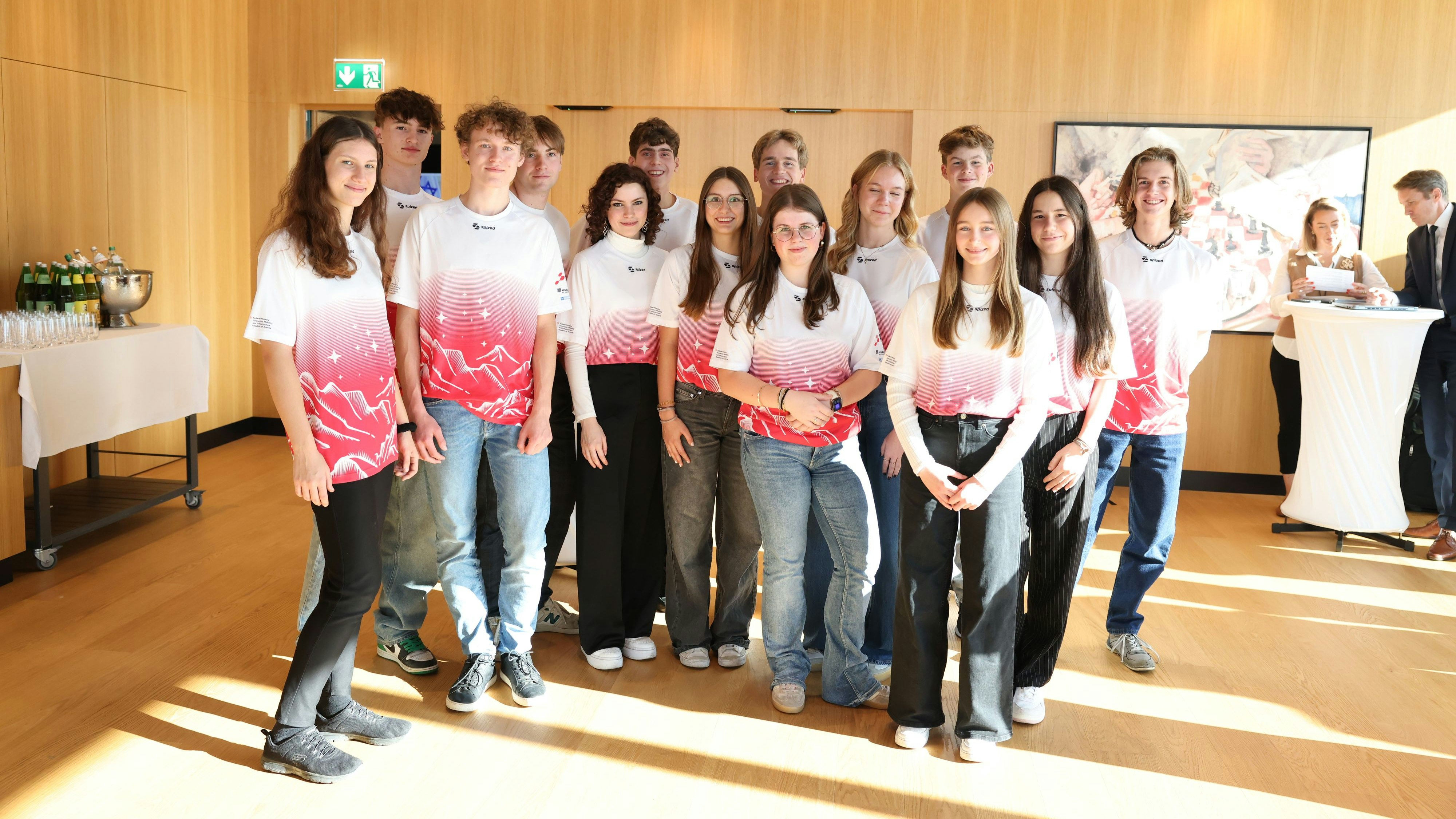 Teilnehmer:innen des Programms "Astronaut for a Day" freuen sich schon auf den Parabelflug.