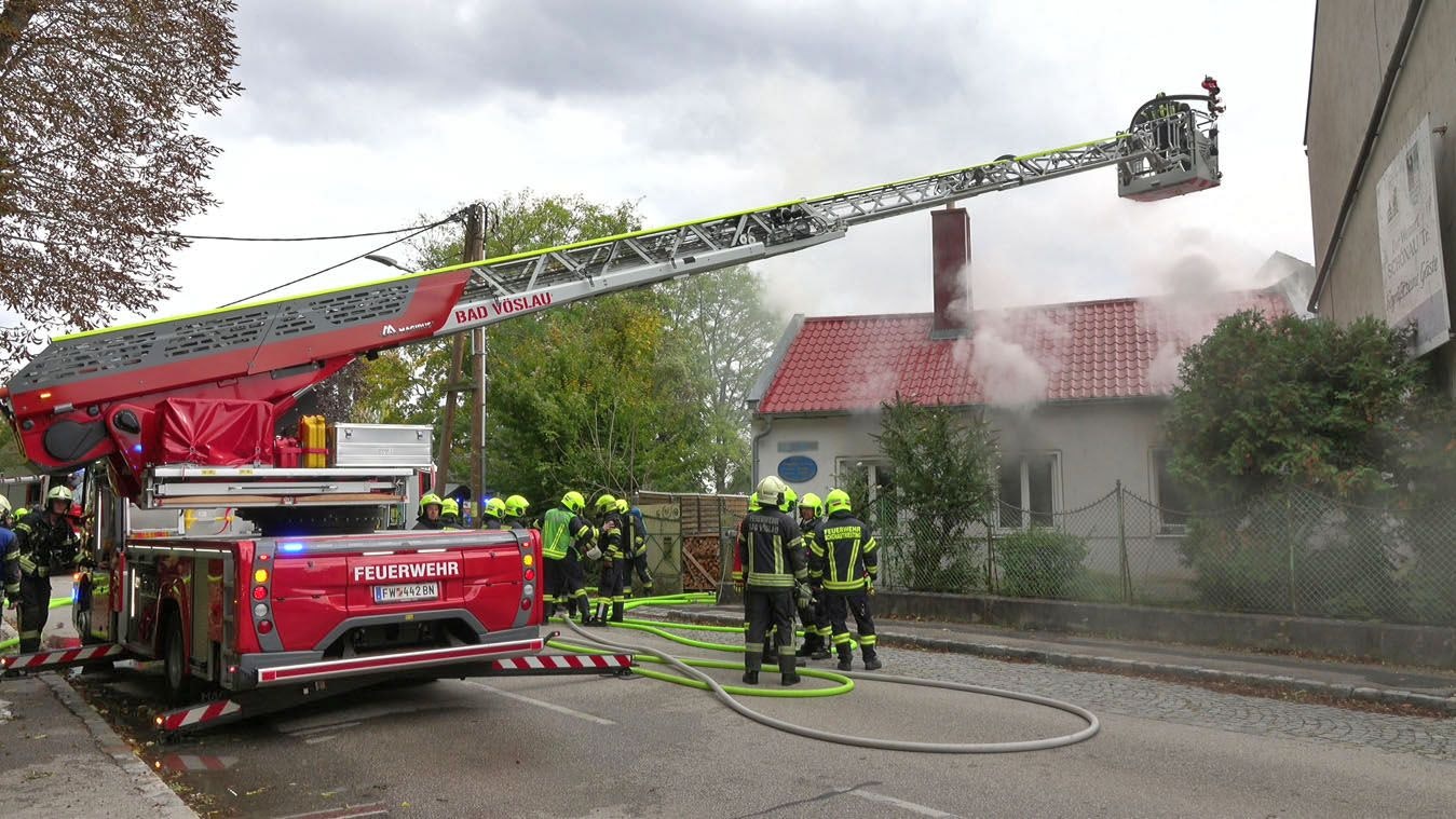 Heute.at - 170 Feuerwehrleute löschen Wohnhausbrand in NÖ
