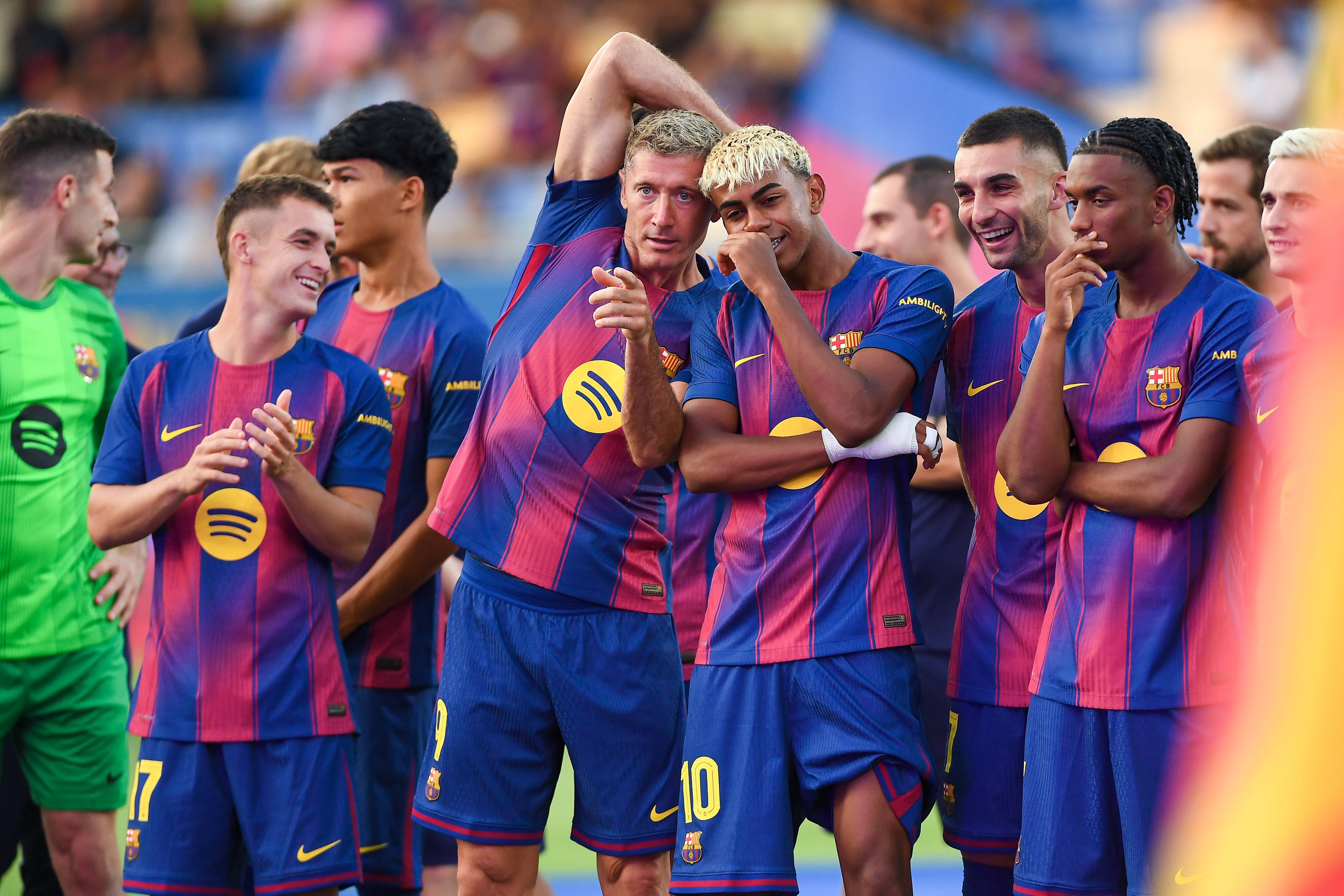 Robert Lewandowski (l.) steht bei Barcelona vor dem Aus.