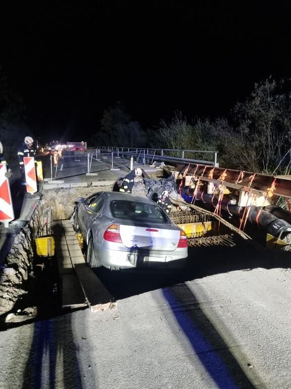 Die Frau stürzte mit ihrem Pkw genau in eine Baugrube.