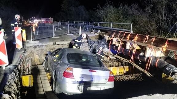 Heute.at - Von Licht geblendet – Lenkerin (68) stürzt in Baugrube
