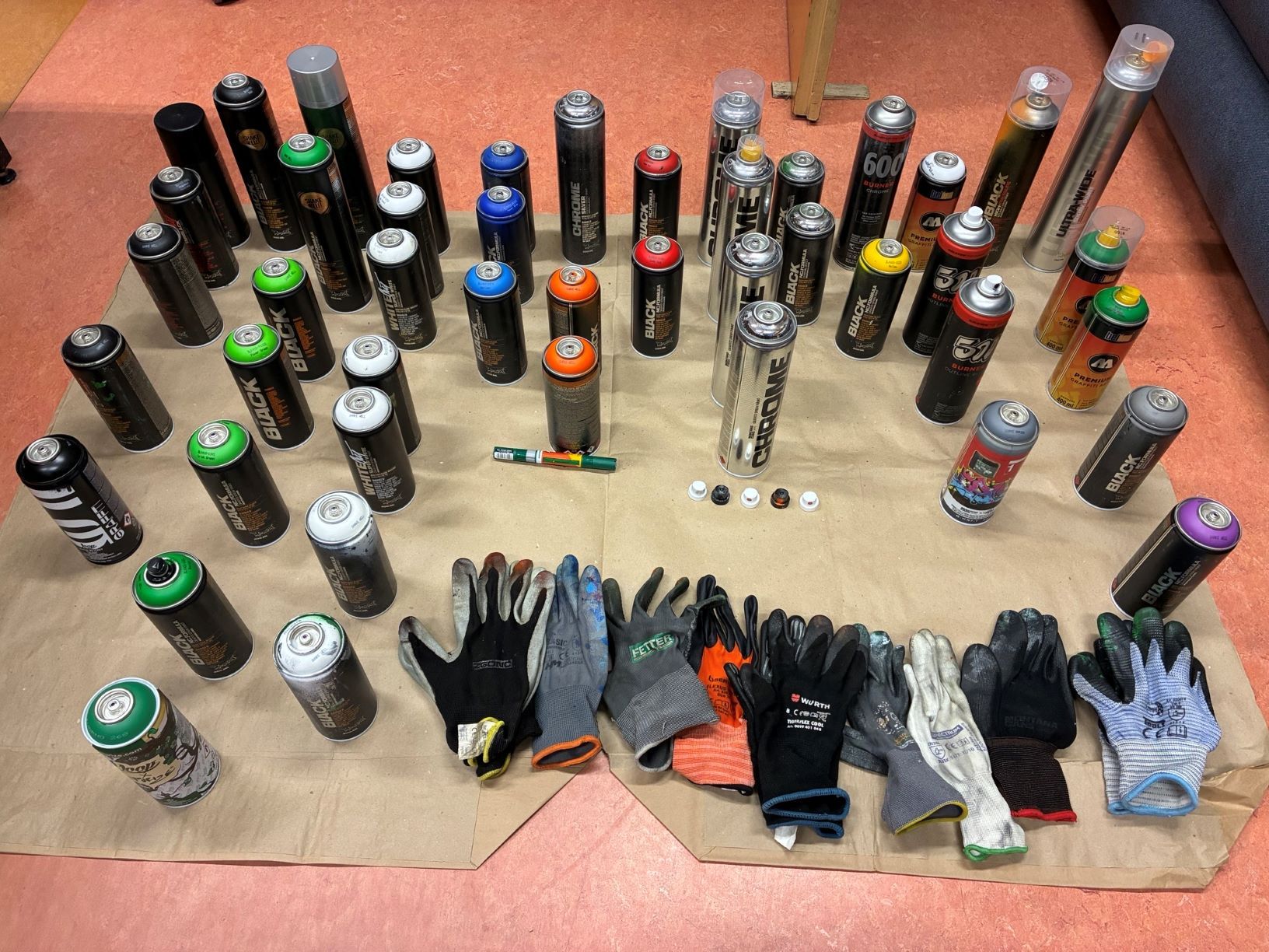 Diese Gegenstände stellten Polizeibeamte bei der Hausdurchsuchung sicher.