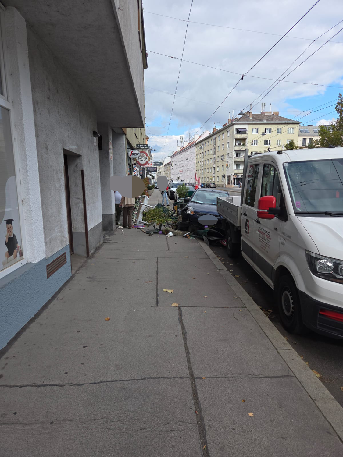 Der Schanigarten wurde durch den Aufprall in Mitleidenschaft gezogen.