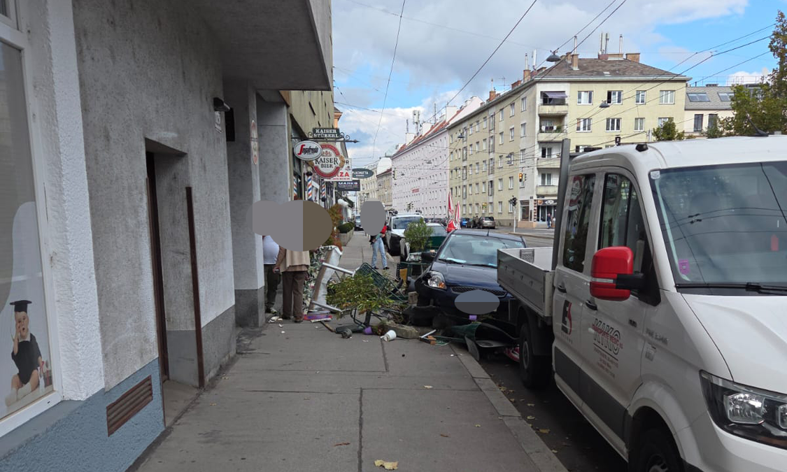 Heute.at - Zerstörung! Frau kracht mit Ford in Wiener Schanigarten