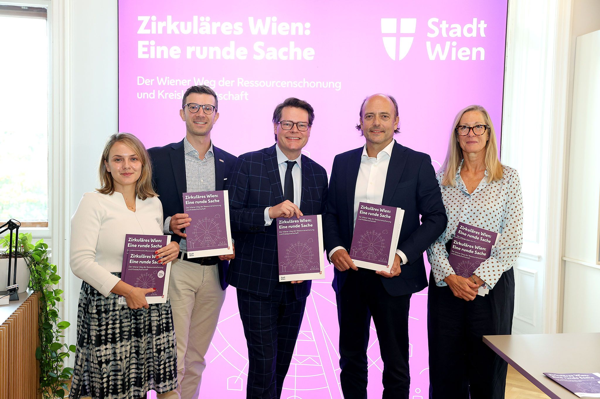 v.l.: Bernadette Luger (Baudirektion) Thomas Eberhard (Bereichsleitung Klimaangelegenheiten), Jürgen Czernohorszky (Klimastadtrat), Stefan Gara (NEOS-Gemeinderat) und Karin Huber-Heim zu Gast (Circular Economy Forum Austria)