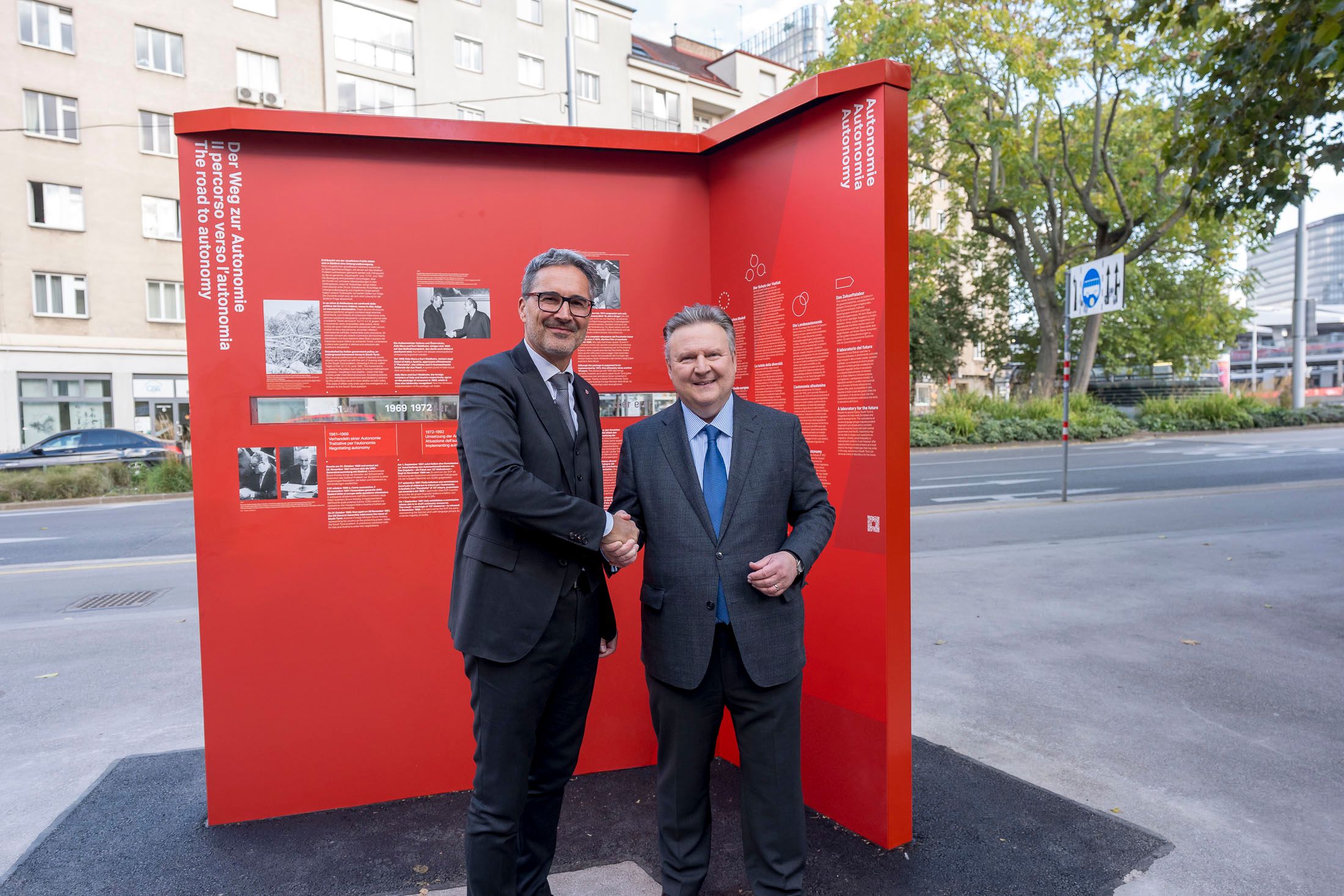 Südtirols Landeshauptmann Arno Kompatscher und Wiens Bürgermeister Michael Ludwig (v.l.) präsentierten die Autonomie-Stele.