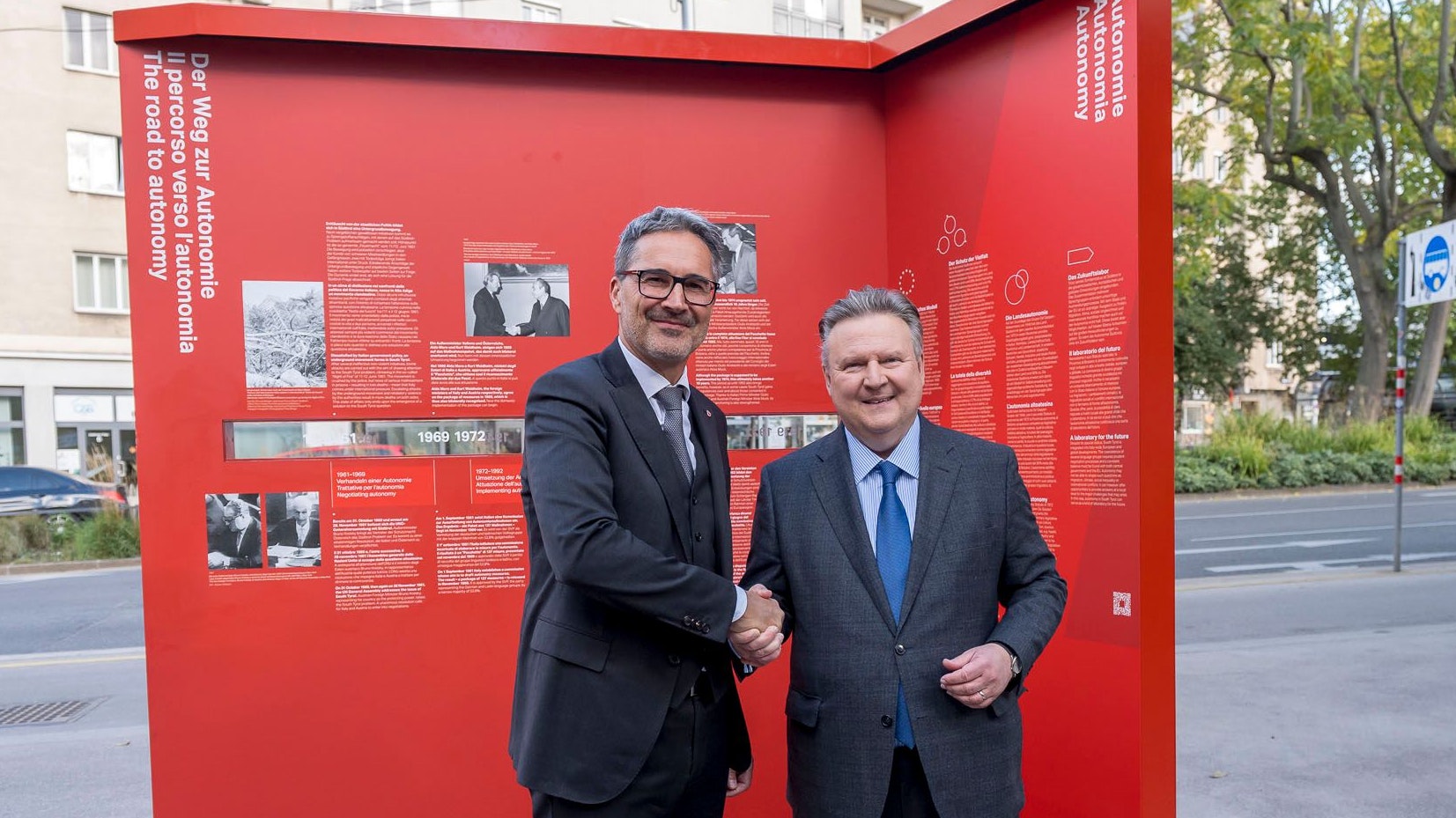 Südtirols Landeshauptmann Arno Kompatscher (SVP), Stadträtin Veronica Kaup-Hasler (SPÖ), Wiens Bürgermeister Michael Ludwig (SPÖ) sowie Botschafter Giovanni Pugliese am Montag, 13. Oktober 2025, anl. der feierlichen Übergabe der Südtiroler Autonomie-Stele an die Öffentlichkeit am Südtiroler Platz, 20251013 foto: helmut graf/tageszeitung heute
