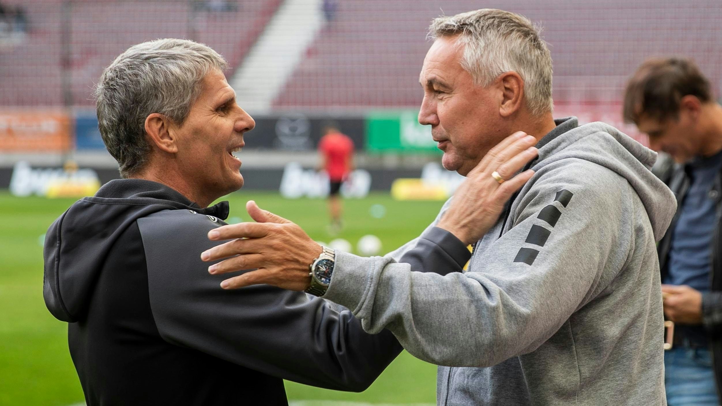 Heute.at - Tinte trocken! Pacult feiert Comeback in der Bundesliga