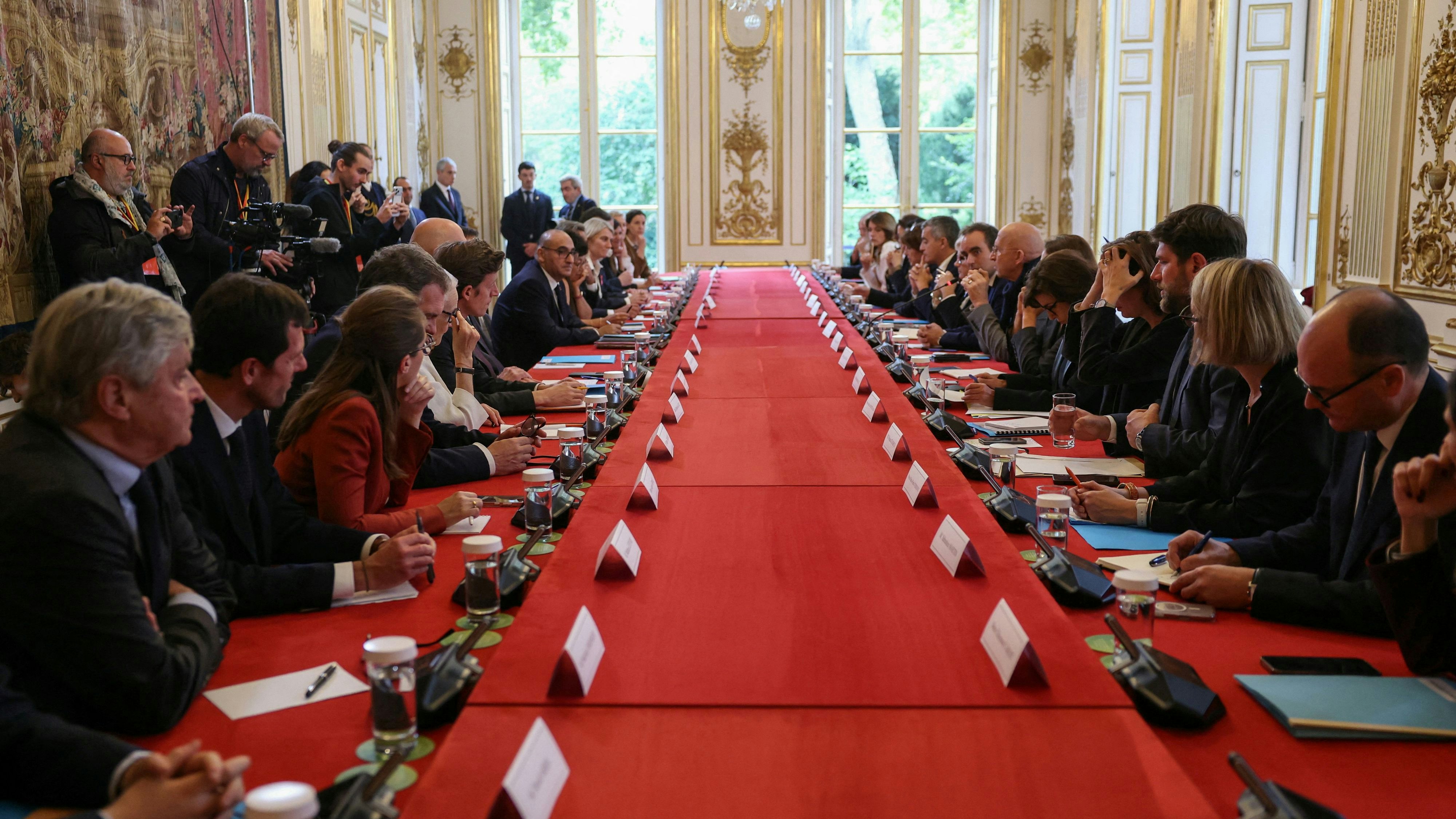 Heute.at - Frankreichs neue Regierung droht Misstrauensvotum