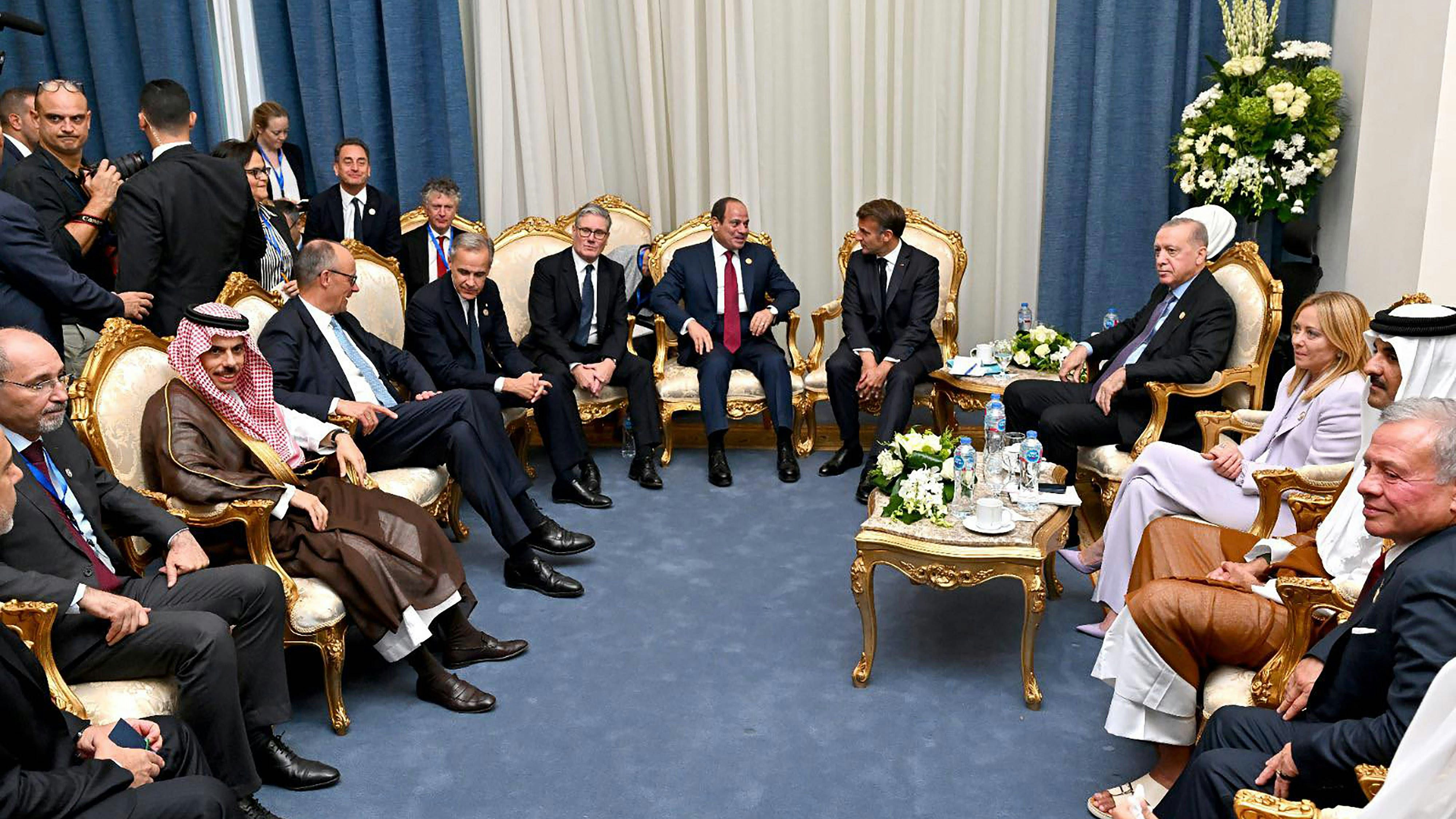 Die versammelten Staats- und Regierungschefs beim Nahost-Friedensgipfel in Ägypten.