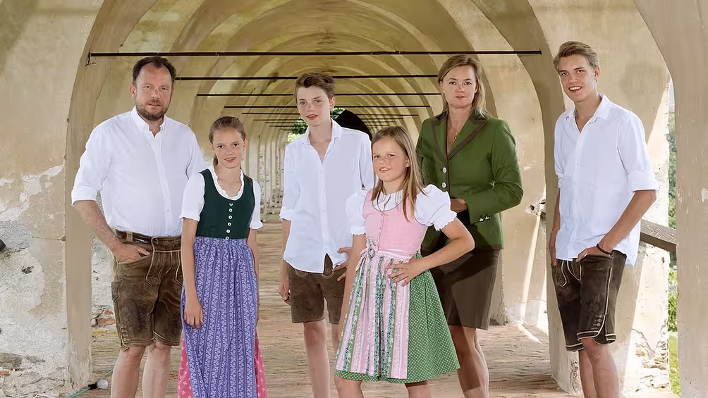 Die Familie steht hinter Anna: Papa Markus, Anna, Heinrich, Marie-Louise, Mama Petra und Ferdinand Hoyos.