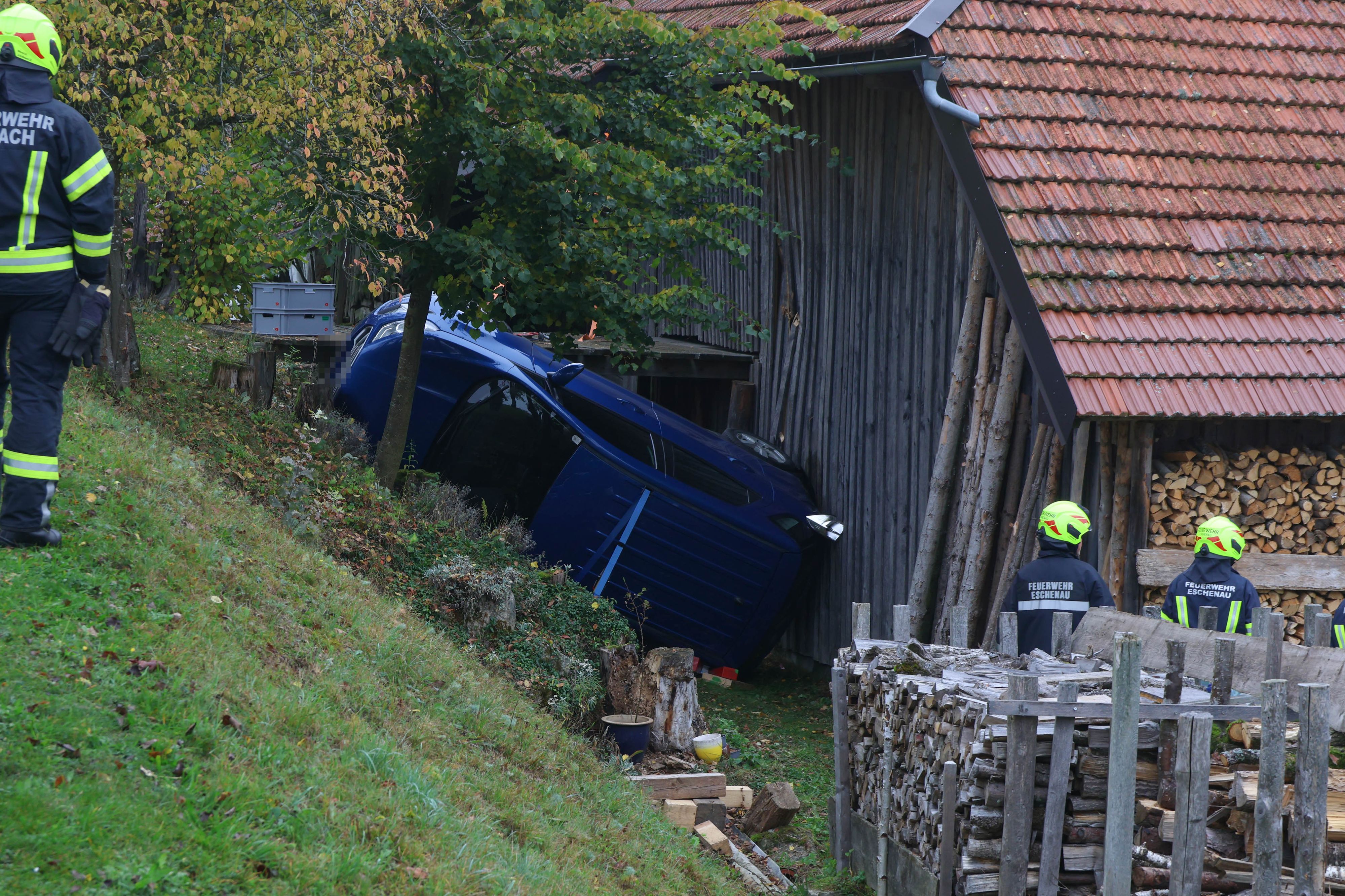 Der Wagen der Frau blieb zwischen einer Böschung und einem Haus liegen.