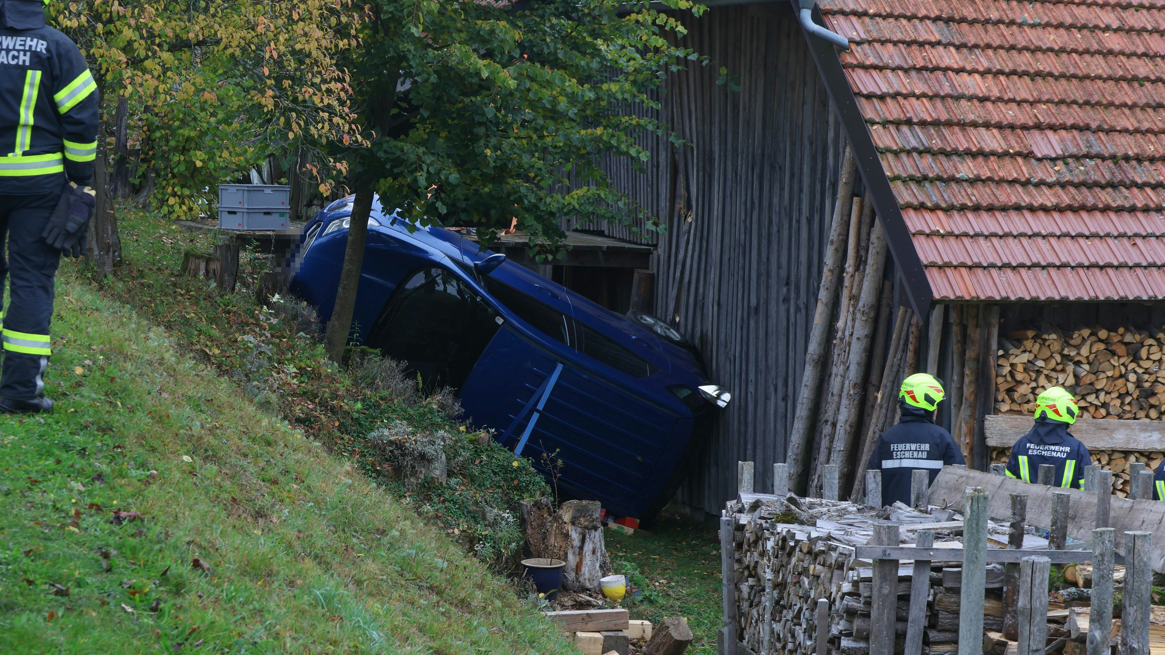 Der Wagen der Frau kam zwischen einer Böschung und einem Haus zum Liegen.