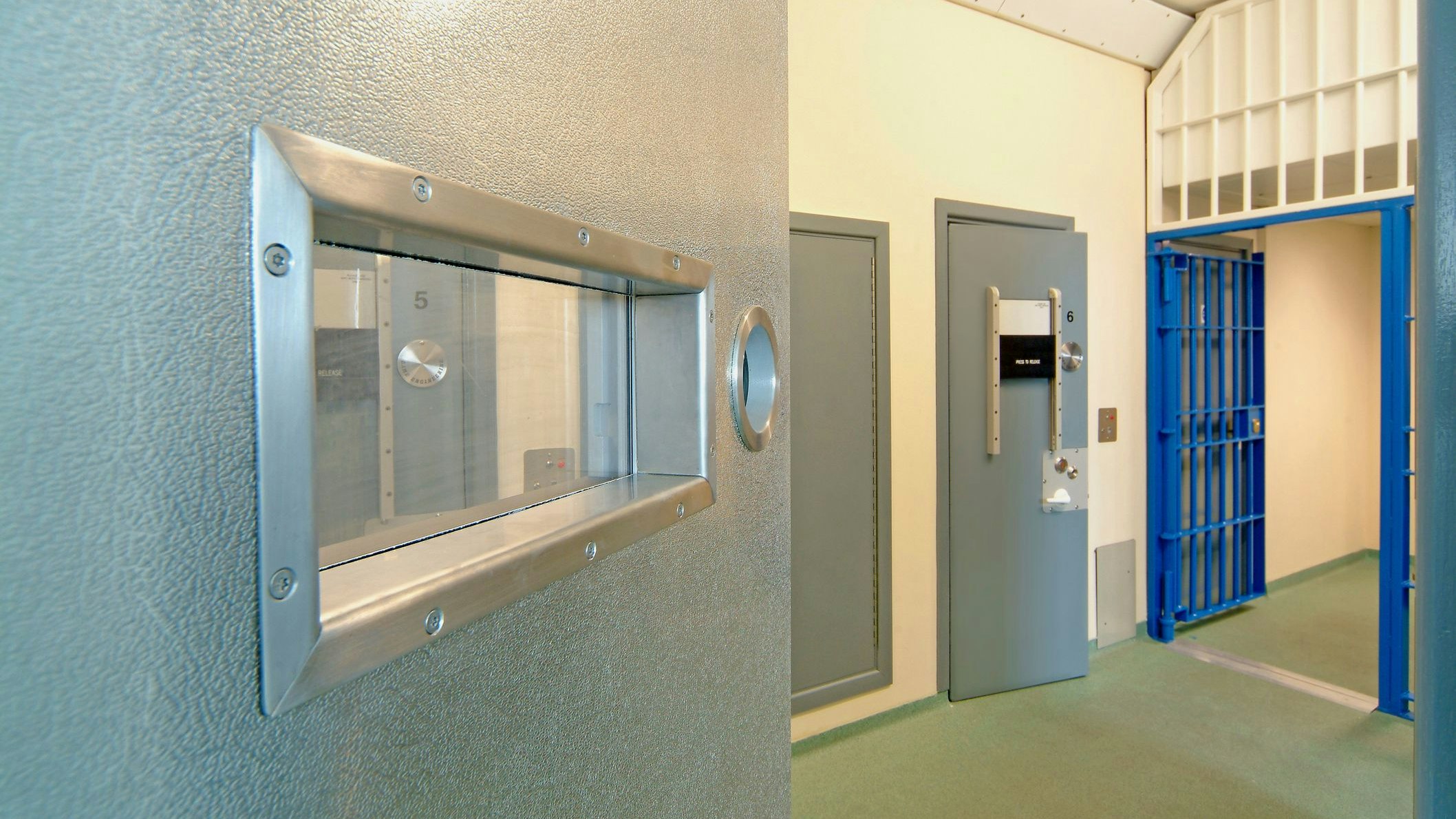 Heute.at - HIV-Verdacht! 23-Jähriger beißt Polizist in die Hand