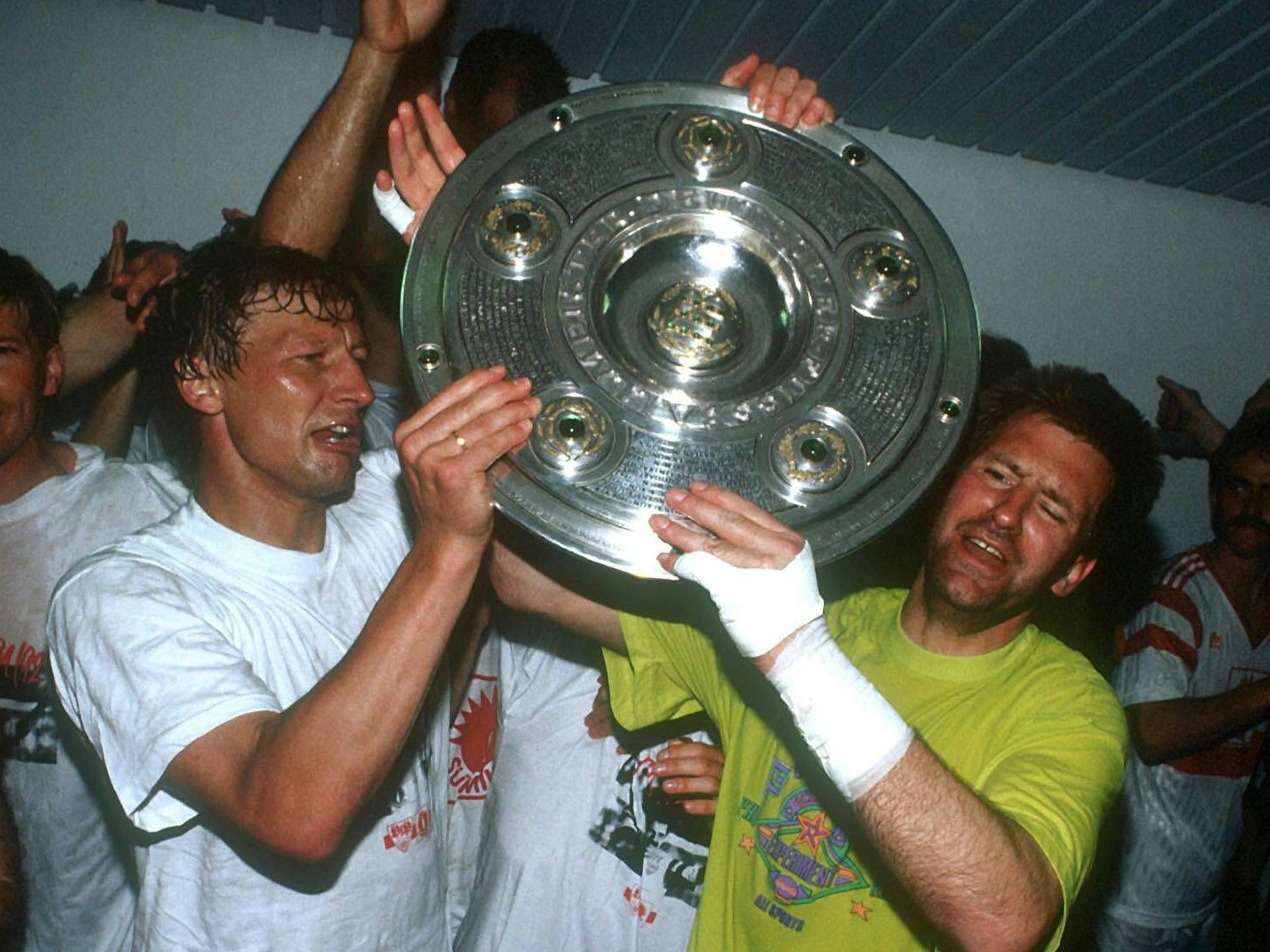 Matchwinner Guido Buchwald sicherte mit seinem Tor gegen Leverkusen dem VfB die Meisterschaft (1991–1992). Neben ihm an der Meisterschale jubelt Eike Immel.
