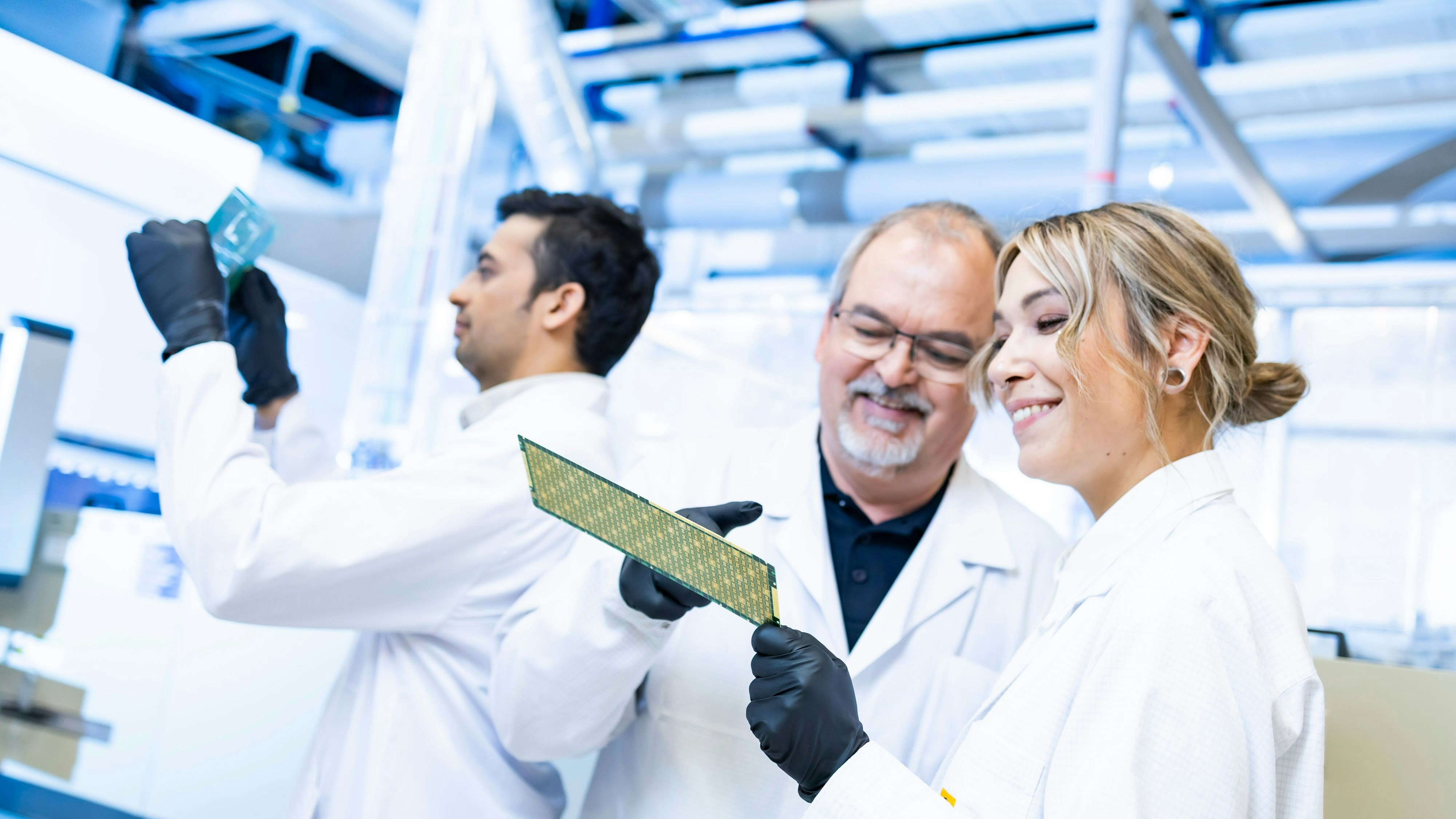 Wenn bestehende Mitarbeiter neue Kollegen empfehlen, gibt es eine Prämie von 1000 Euro brutto. 