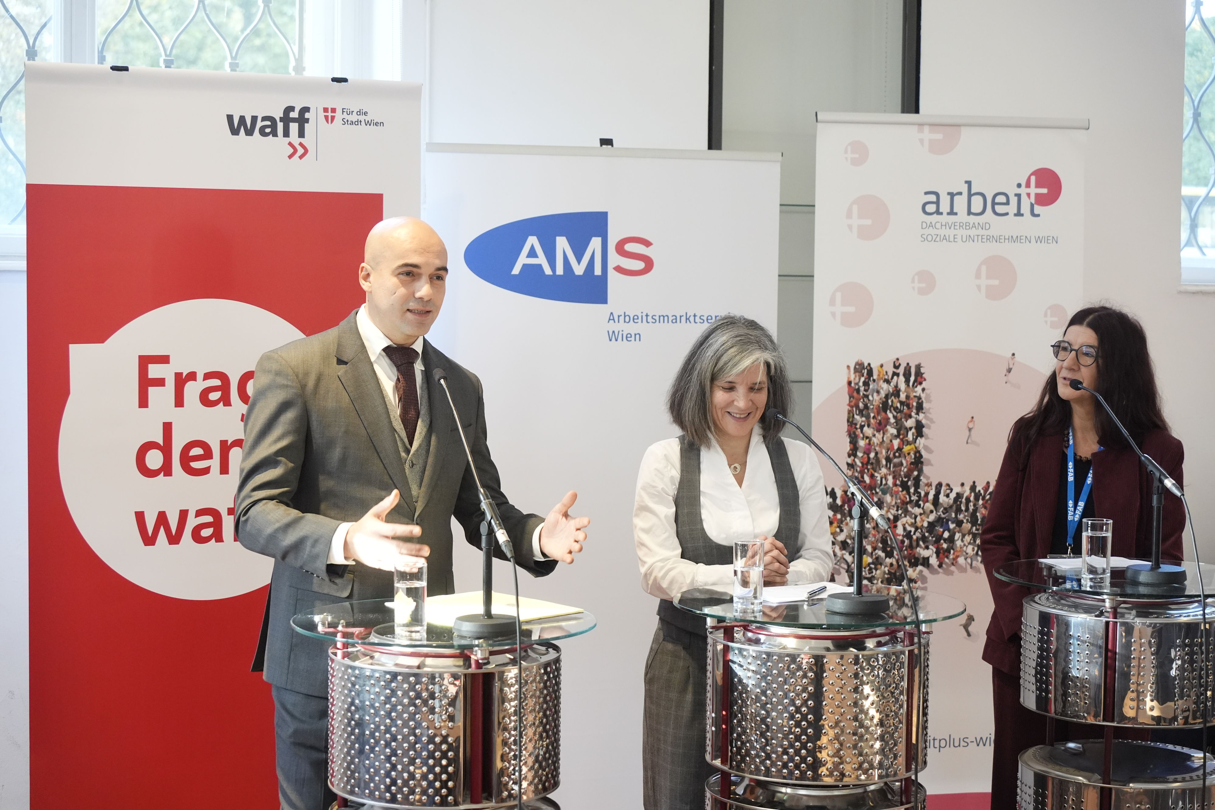 Marko Miloradović, waff-Geschäftsführer, Katharina Luger, AMS Wien-Vizechefin und Regina Rieder, Vorsitzende arbeit plus Wien (v.l.) bei der Pressekonferenz.