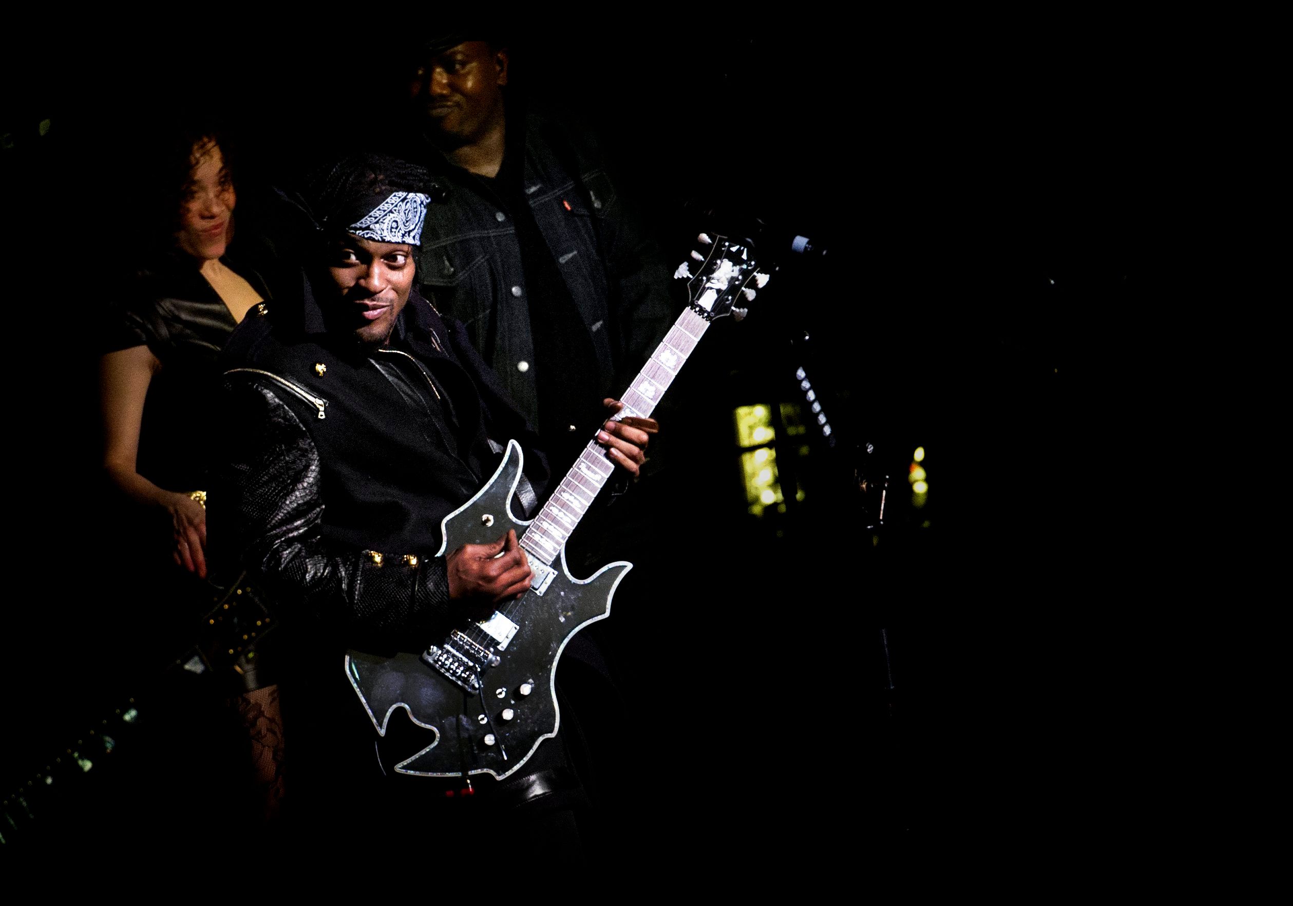 D'Angelo hinterlässt zwei Söhne und eine Tochter.