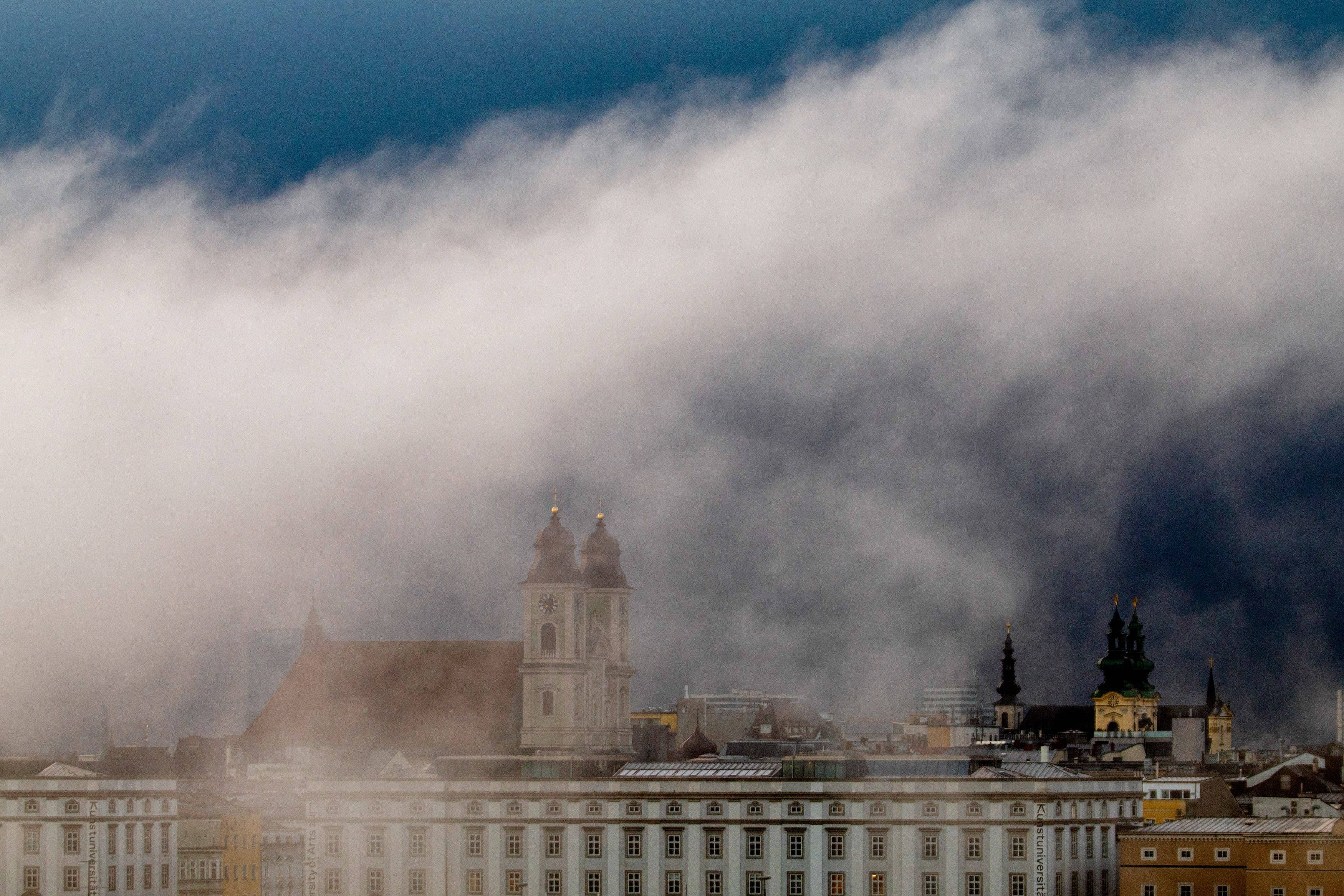 Die Hochnebelfelder lösen sich nur zögerlich auf.