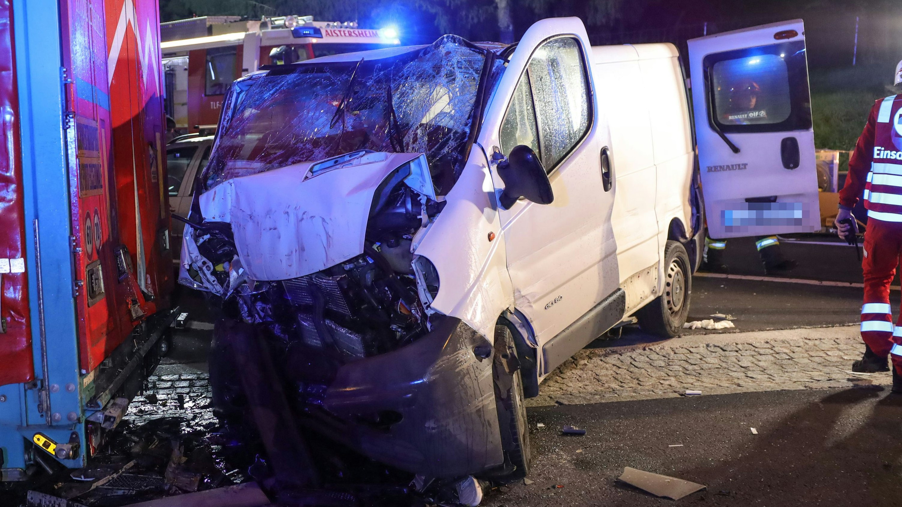 Heute.at - Transporter-Lenker nach Crash aus Wrack geschnitten