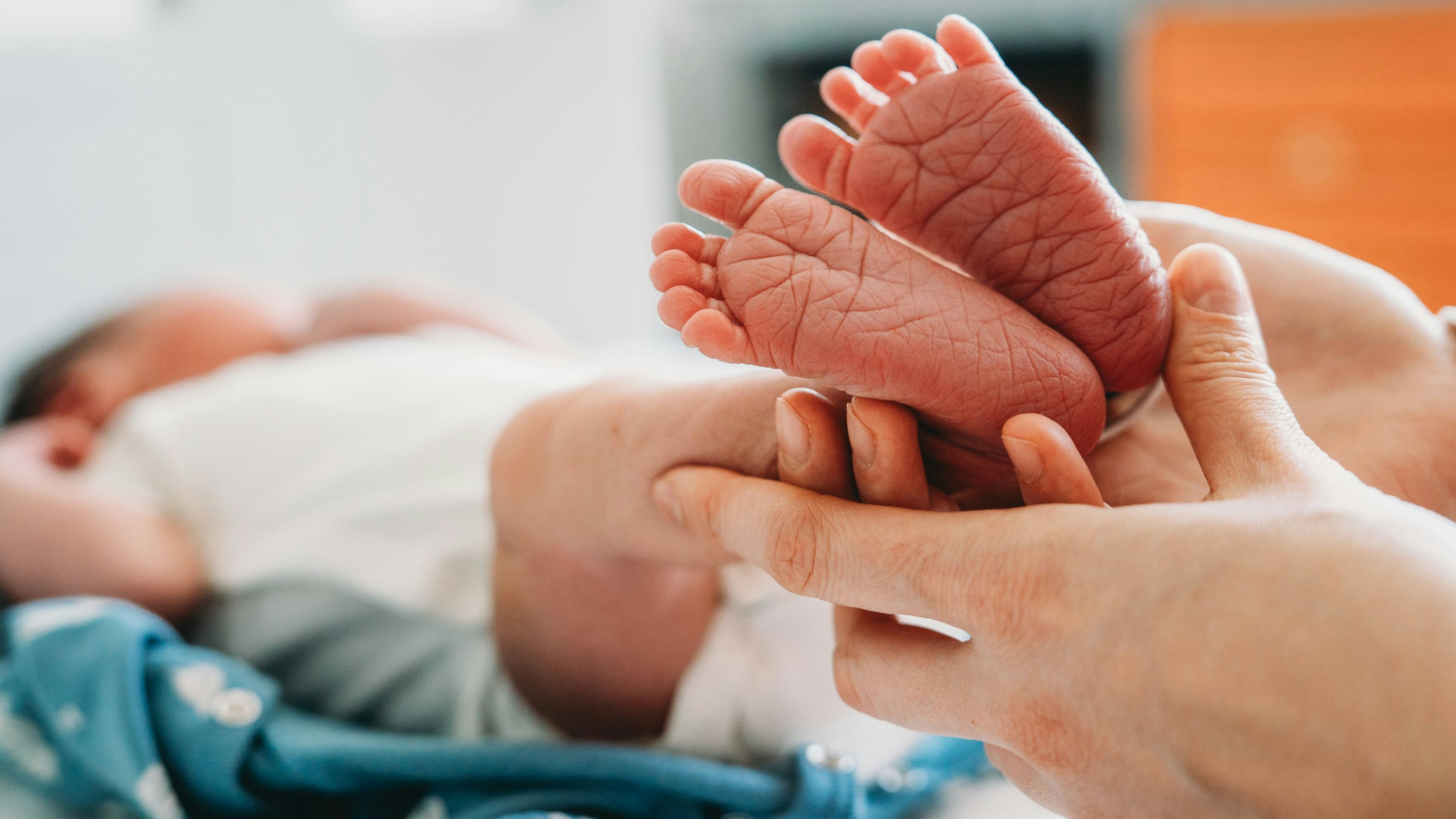 Heute.at - Polizisten warten vor Kreißsaal, nehmen Mutter Baby weg