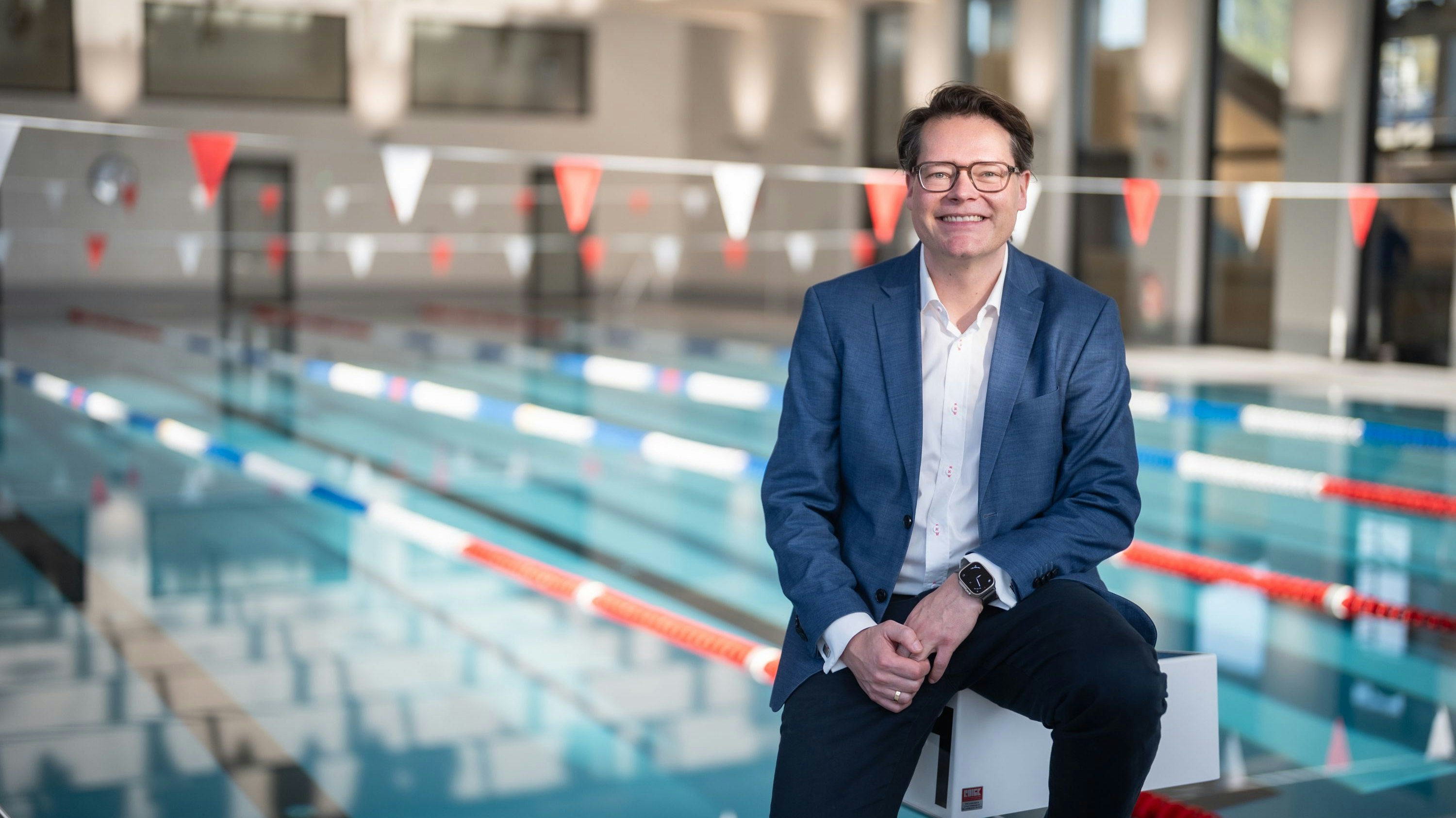 Stadtrat Jürgen Czernohorszky in der neuen Trainingshalle im Simmeringer Bad.