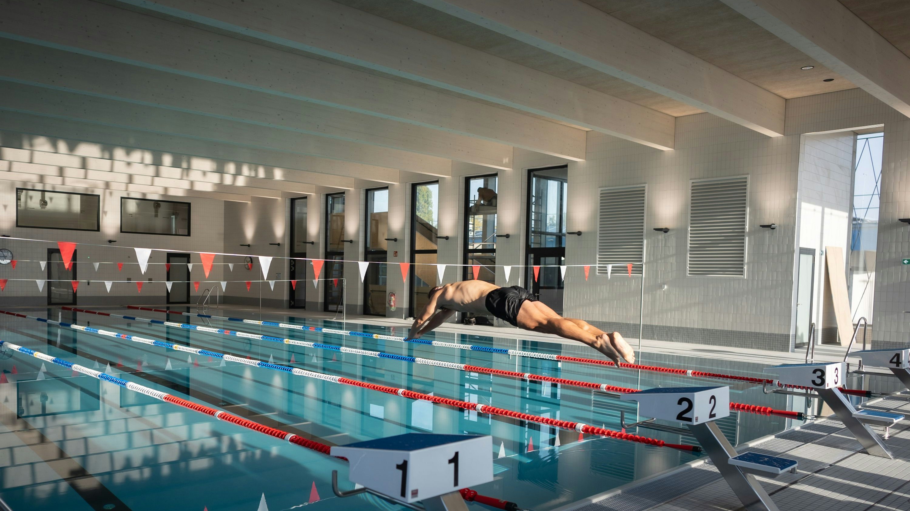 Heute.at - Badeparadies – Simmering eröffnet moderne Schwimmhalle