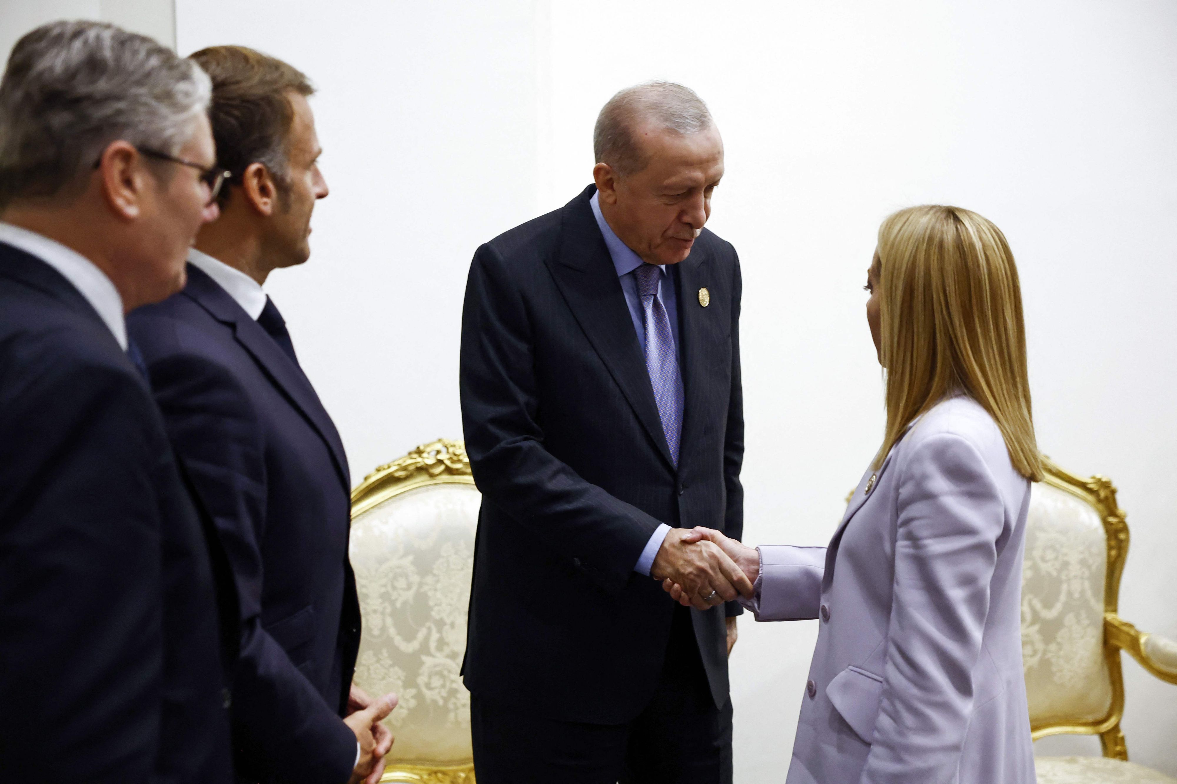 Erdoğan rät Meloni, mit dem Rauchen aufzuhören.