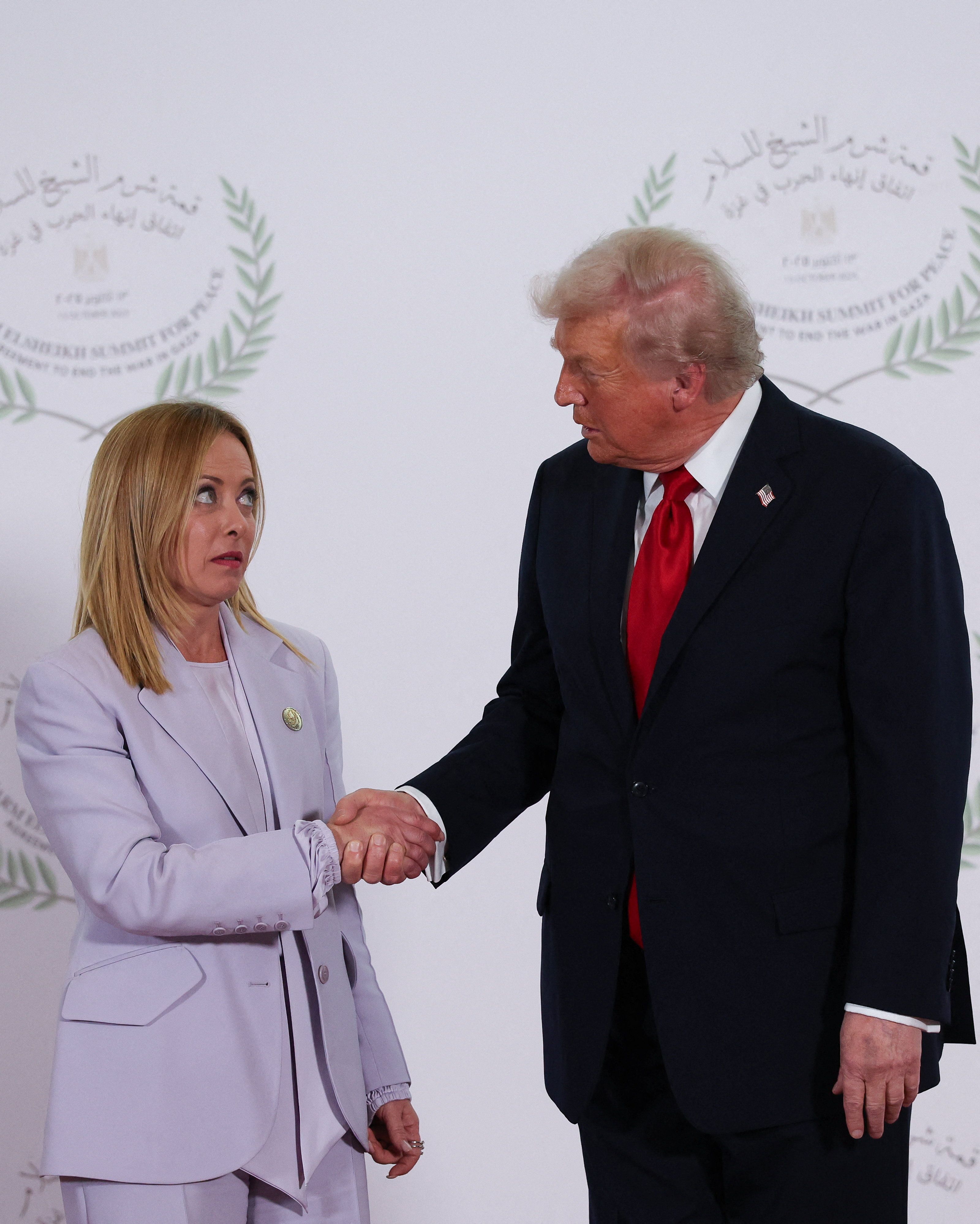 Wenn Bilder Bände sprechen: Italiens Premierministerin Giorgia Meloni beim Handshake mit US-Präsident Trump am Gaza-Friedensgipfel in Ägypten am Montag.