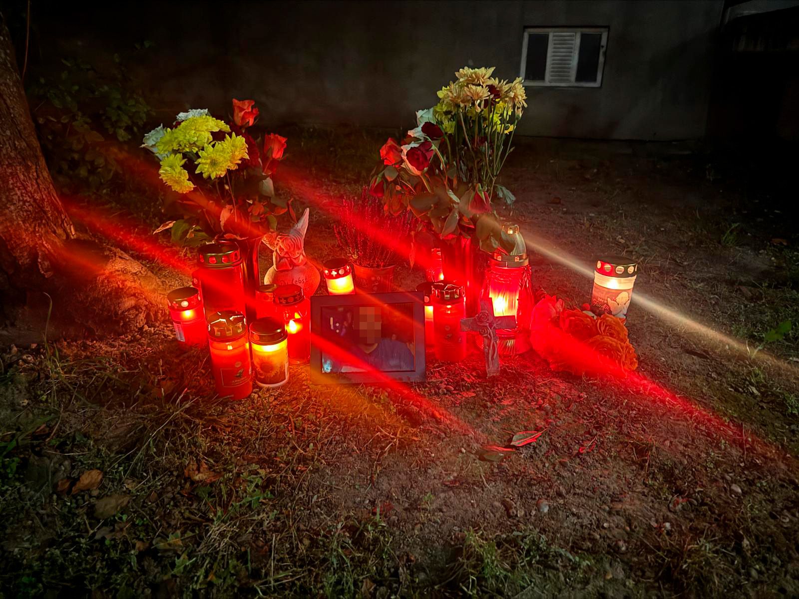 Die kleine Gedenkstätte wird mit Kerzen und Blumen geschmückt. 